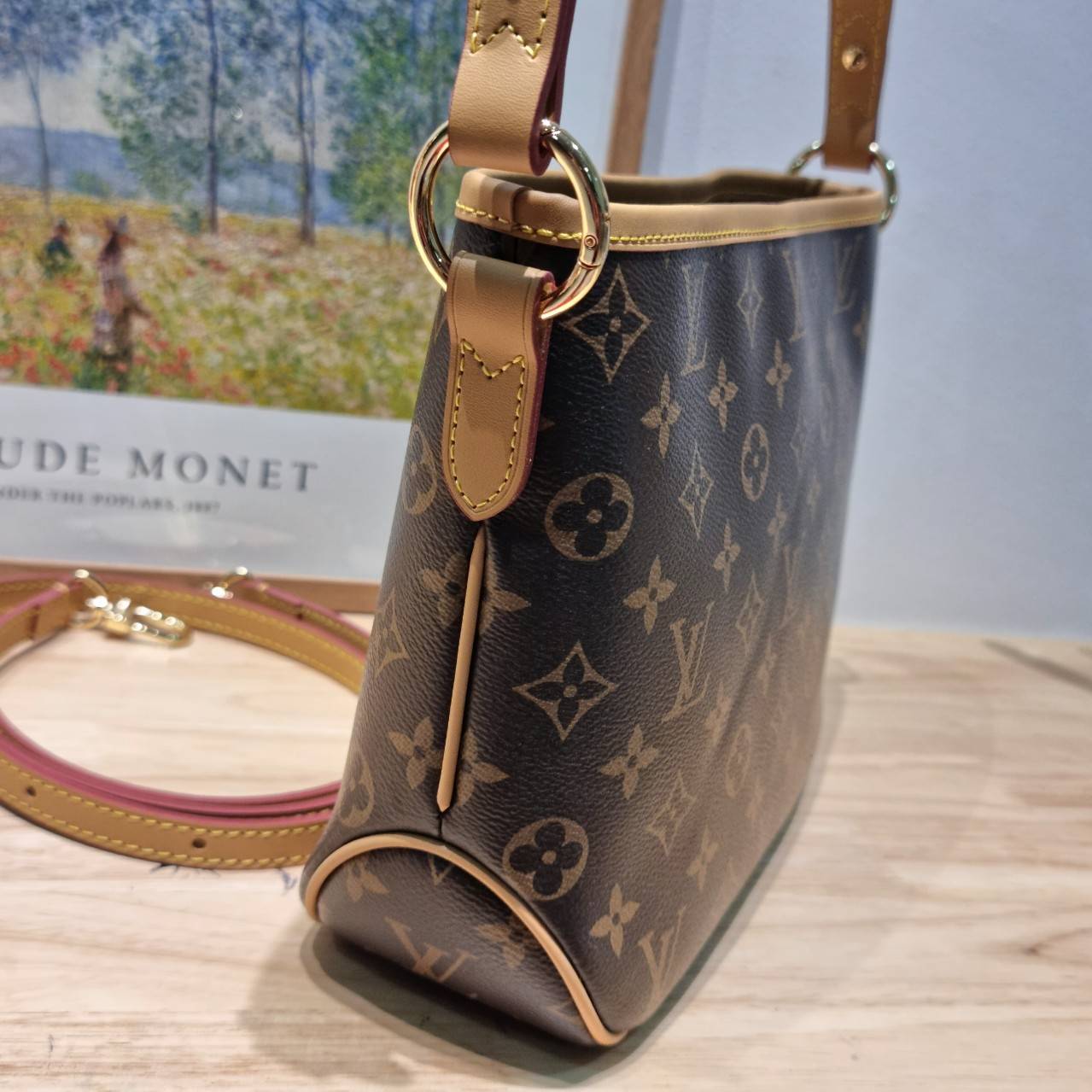 LV delightful newer bag กระเป๋าทรงโท้ทสุดปัง รุ่นขายดี ที่มาในไซส์ใหม่ สะดวกพกพามากๆ สายสะพายมีมาให้ 2 แบบ คล้องไหล่ และสายสะพายข้าง