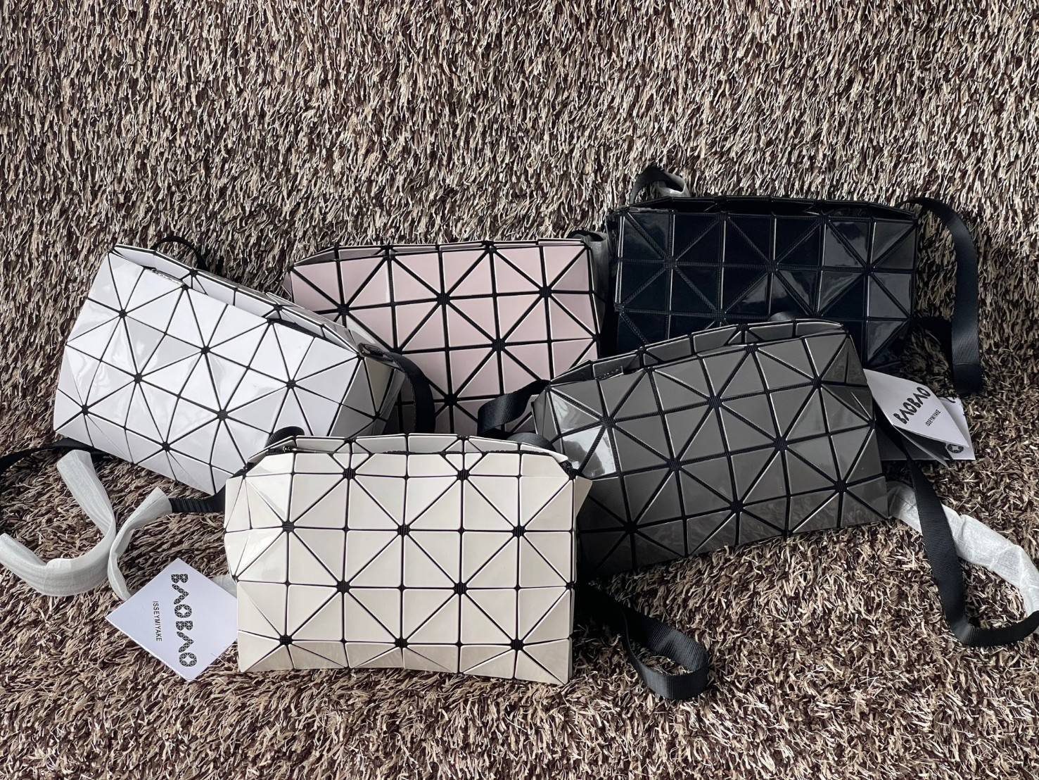 BAOBAO Issey Miyake CARTON GLOSS SHOULDER BAG มาในไซส์ขนาดกะทัดรัด โดดเด่นด้วยดีไซน์อันเป็นเอกลักษณ์ของแบรนด์ ที่สำคัญน้ำหนักเบา