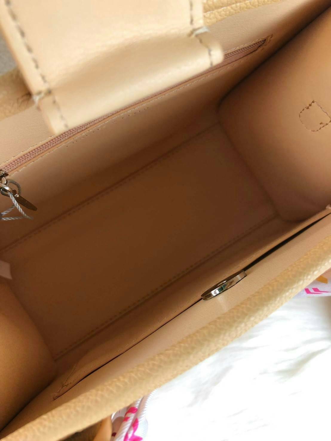 CHARLES & KEITH SATIN SCARF WRAPPED WOVEN BAG กระเป๋าถือ/สะพายอยู่ทรง มีผ้าพันหูกระเป๋าให้ 1 เส้น มีหมุดรองฐานทั้ง 4 มุม ที่ด้านหน้าทำ texture สวยงาม เปิดปิดด้วยกระดุมแม่เหล็ก ด้สนในมีช่องซิปเล็ก 1 ช่อง รุ่นนี้จุของได้เยอะ ใส่ iPad mini ได้สบายๆค่า สายสะพ