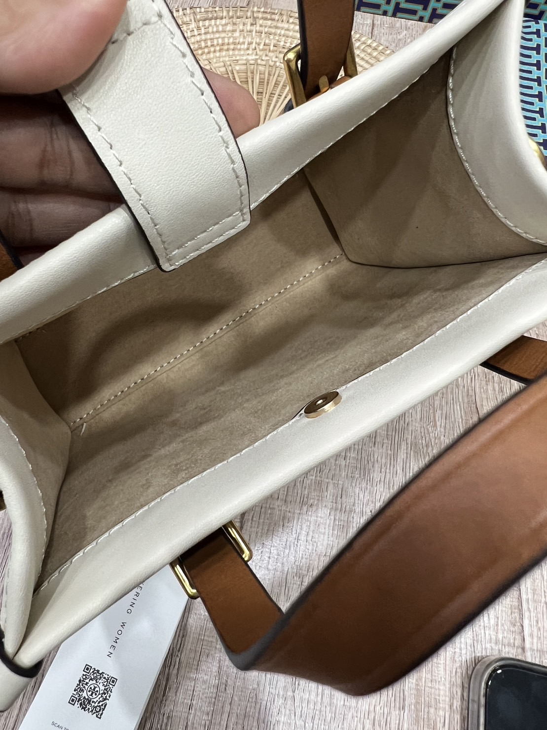 Tory Burch Mini T Monogram Square Tote / TORY BURCH Shopper Tote Bag 19cm ใบเล็ก กระเป๋าทรงโท้ท รุ่นใหม่ Square Tote ตกแต่งขอบด้วยหนังหรู มาพร้อมช่องเก็บของที่จุของได้มากมาย และสายจับกระเป๋าที่สามารถสะพายขึ้นไหล่ เหมาะสำหรับการใช้งานหลากหลายรูปแบบ รังสรรค