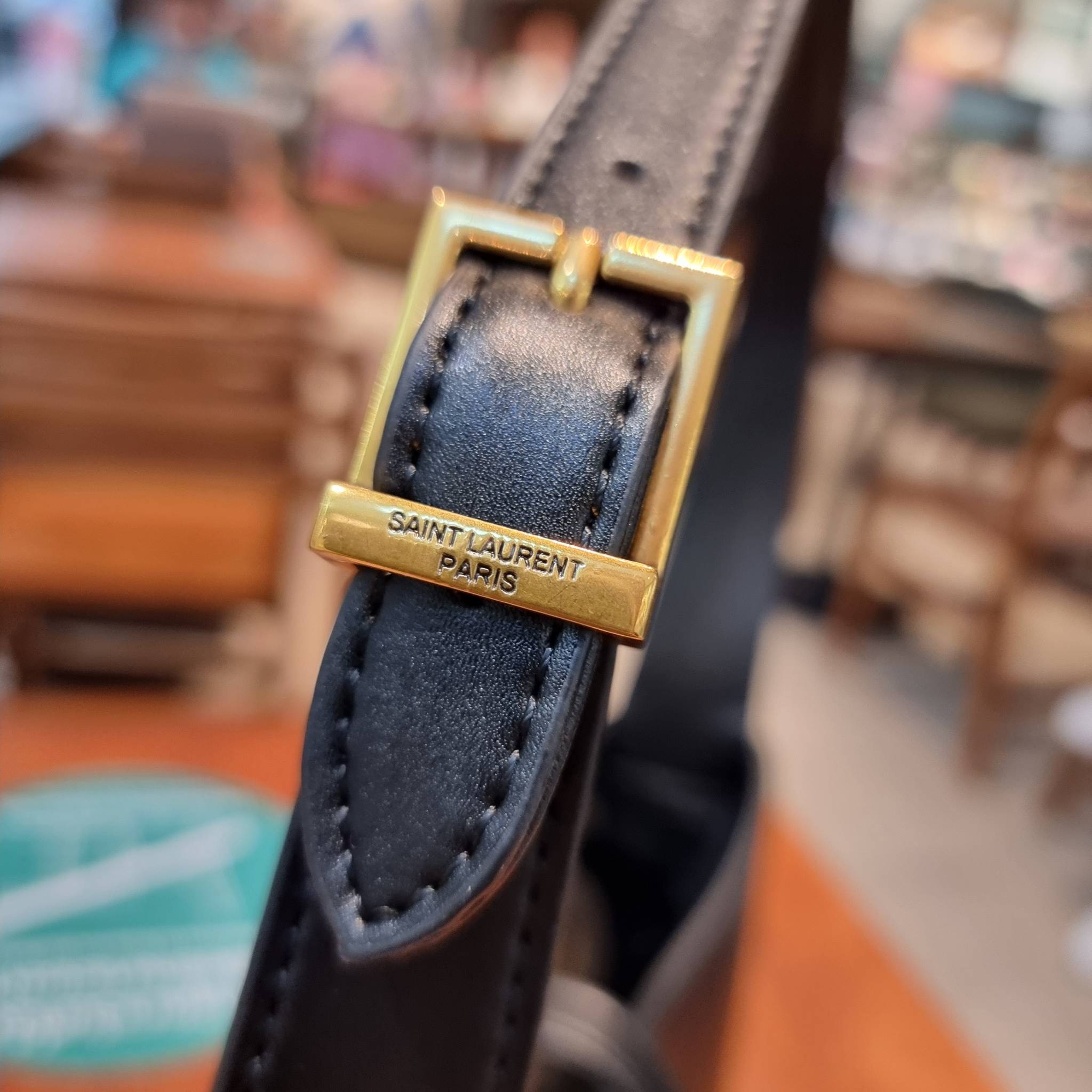 YSL LE 5 À 7 HOBO BAG IN SMOOTH LEATHER / Yves Saint laurent hobo bag กระเป๋าสะพายไหล่ ดีเทลหรู สวยครบทุกมุม ตอบโจทย์สาวๆทุกไลฟ์สไตล์ เพราะใช้งานได้ง่ายและสะดวก วัสดุหนังแท้ สัมผัสดีงาม น้ำหนักเบา ดูแพงที่สุด โดดเด่นด้วยโลโก้ สามารถเกี่ยวคล้องเพื่อล็อคปิด