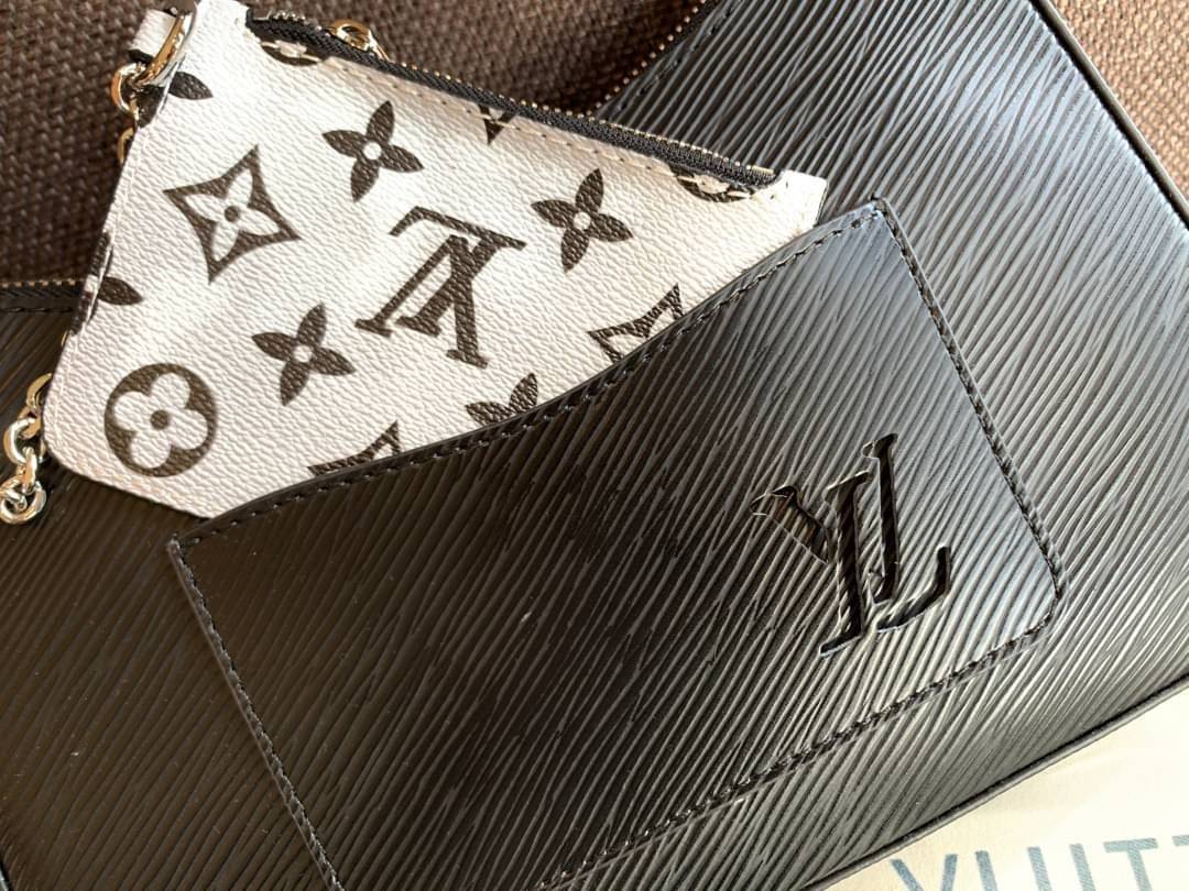 VIP 🥂 LOUIS VUITTON MARELLR EPI LEATHER รุ่นนี้ลายหนังเป็นลายไม้ มีโลโก้แบรนด์แบบฉลุด้านหน้า มาพร้อมกระเป๋าใบลูกแบบซิปจัดเก็บได้ตรงช่องด้านหน้า สามารถถอดออกแยกใช้งานได้ต่างหากนะคะ เปิดปิดกระเป๋าแบบซิป ภายในโล่ง สามารถใส่กระเป๋าเงินใบยาวได้;ของจุกจ