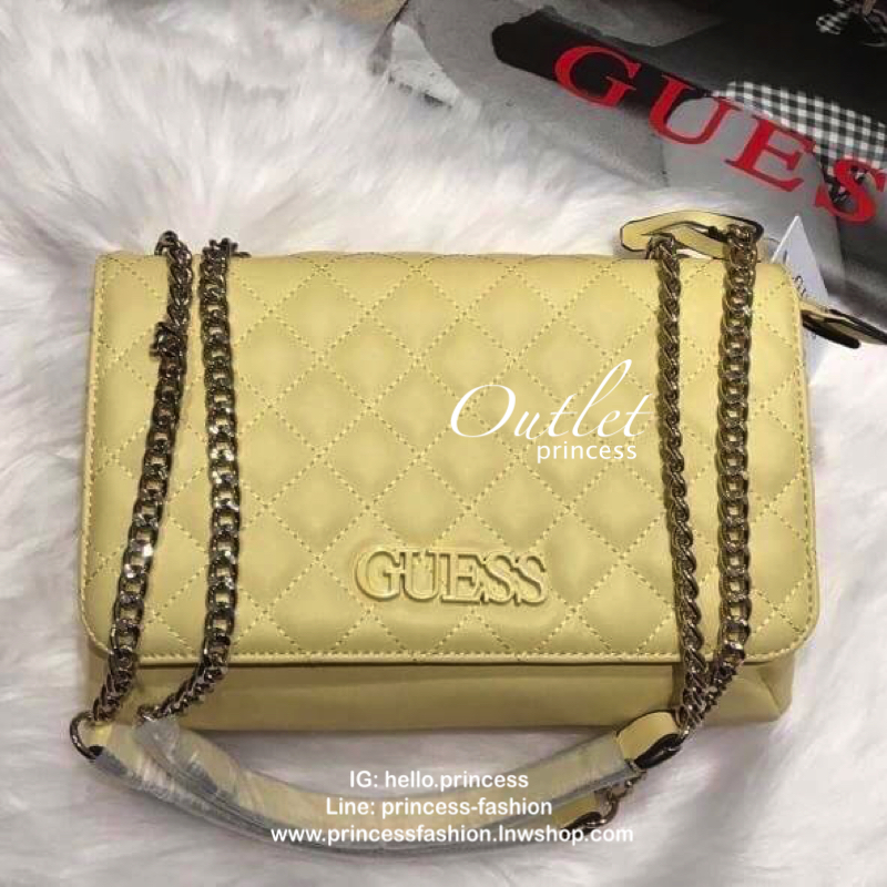 Guess Elliana Convertible Flap Over Crossbody กระเป๋าสะพายรุ่นใหม่จาก Guess factory รุ่นนี้สามารถสะพายได้ทั้งสายคู่และสายเดี่ยว สายสะพายโซ่ต่อหนังไม่เจ็บบ่า ด้านหน้าประดับtagโลหะหุ้มหนังถอดออกได้ วัสดุหนังpu ลายตาราง เรียบนิ่ม เปิดปิดกระเป๋าด้วยกระดุมแม่เ