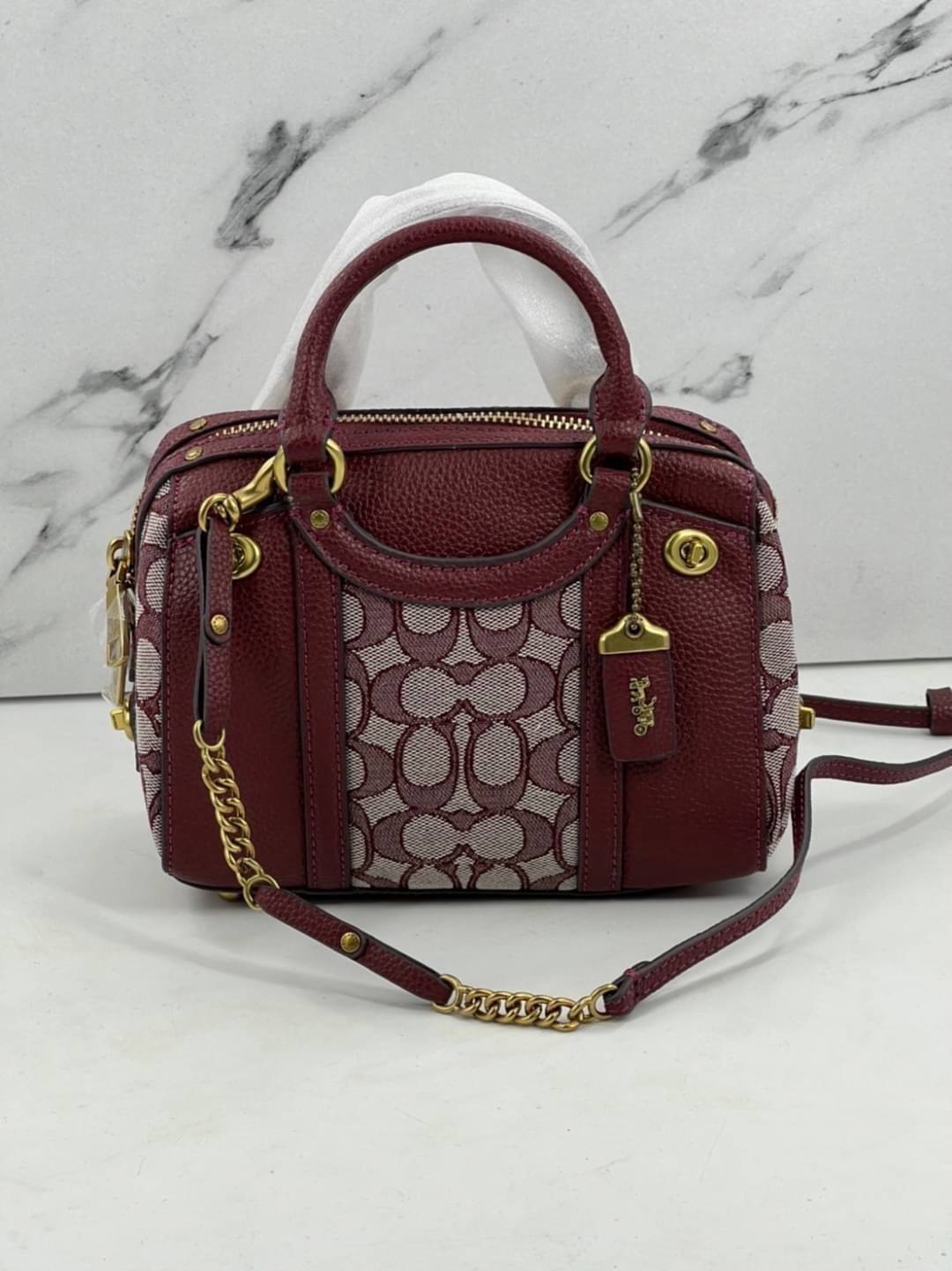 COACH LARK BAG 19 IN SIGNATURE JACQUARD พร้อมส่งที่ไทย สวยก่อนใครแน่นอนค่ะ กระเป๋าสะพายข้าง//ครอสบอดี้ร์ วัสดุหนังแท้+Jacqurd ได้ลงตัวสวยงามมากๆค่ะ มีช่องใส่ของจุกจิกทั้งด้านหน้าและหลัง ;เปิดปิดกระเป๋าแบบซิปคู่ ภายในสามารถใส่กระเป๋าเงินใบกลางได้;มือถือได้