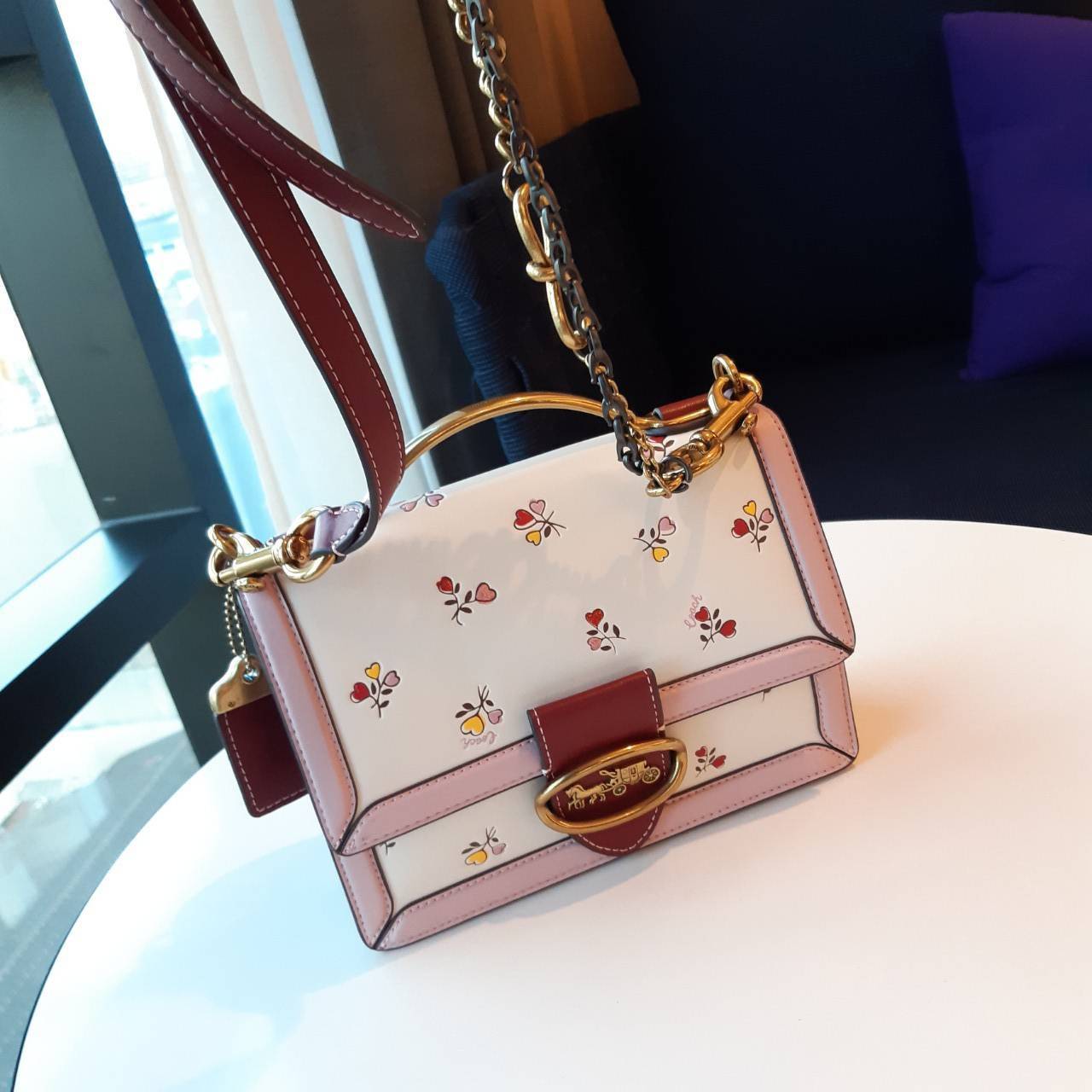 COACH 2508 RILEY TOP HANDLE 22 WITH HEART FLORAL PRINT กระเป๋าสะพายข้างดีไซน์คุณหนู เรียบหรู วัสดุหนัง glovetanned ทนทาน สวยอยู่ทรง เปิด-ปิดด้วยกระดุมแม่เหล็ก ภายในมีช่องแยกให้เยอะ สายสะพายน่ารักน่าใช้ ถอดออกได้ ตอบโจทย์สายหวานแน่นอนค่ารุ่นนี้