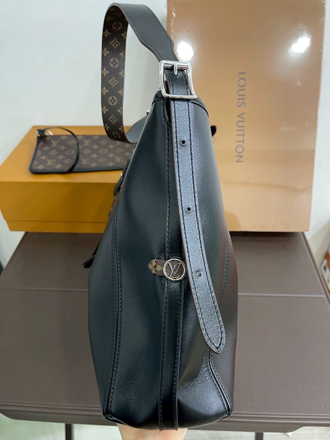 LV CarryAll Vibe MM ใหม่ล่าสุด กระเป๋าสะพายทรงโท้ทใบใหญ่ สวยหรูดีไซน์เรียบง่ายคลาสสิค ดูผู้ดี มาพร้อมใบลูกลายโมโนแกรมสุดไอคอนิก รูปทรงสวยตลอดกาล ใช้ได้กับทุกลุค ทุกโอกาส ภายในโล่งกว้างมาก ใส่ของสำคัญได้ครบแน่นอนจ้า