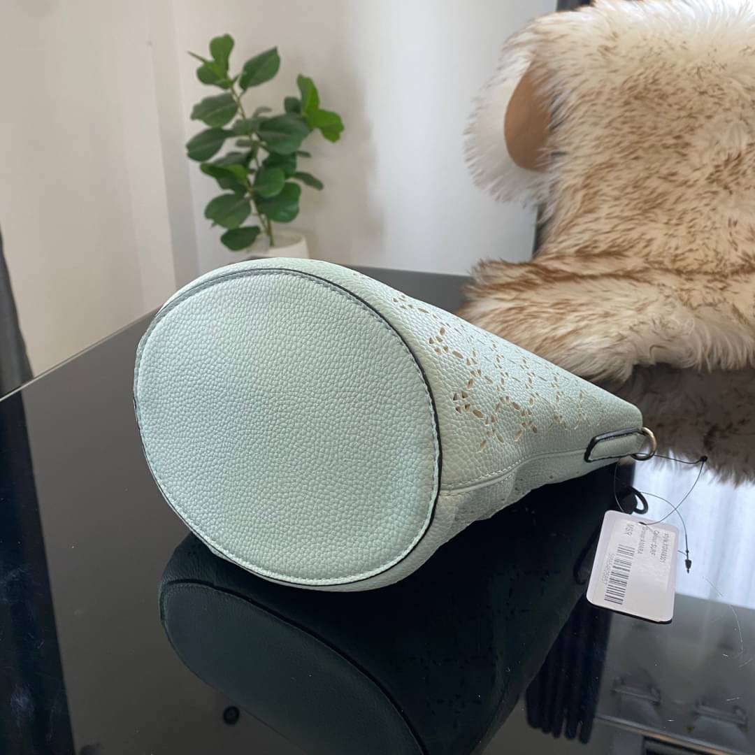 Guess Amara Bucket Handbag ซื้อ 1 ได้ถึง 2 กระเป๋ารุ่นใหม่ล่าสุดทรงถังสุดน่ารัก พิมพ์ลายรอบใบ วัสดุหนังนิ่มคุณภาพดี นิ่ม น้ำหนักเบา ด้านหน้าประดับด้วยโลโก้แบรนด์สวยโดดเด่น เปิด-ปิดด้วยด้วยตัวคล้องอะไหล่เงินสะดวกใช้ ด้านในโล่ง มีสายยาวปรับระดับได้มาให้ มาพ