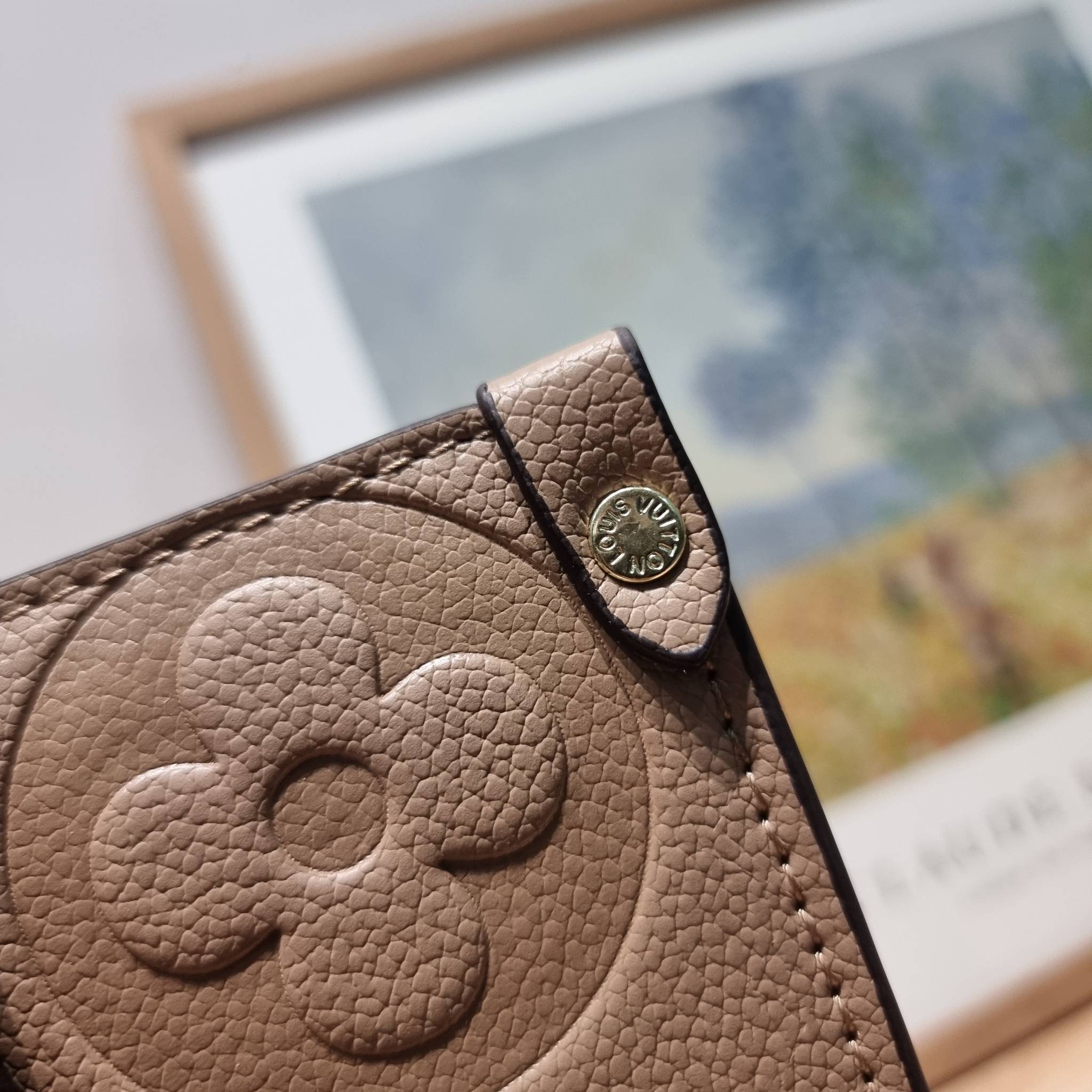 LV Onthego / LV crossbody tote bag กระเป๋าทรงโท้ทเวอร์ชั่นดั้งเดิม ที่คลาสสิค ผู้ดี หรูหรา โทนสีใช้งานง่าย ได้ทุกลุค ทุกสไตล์ วัสดุหนังลูกวัว ผิวลายเกรน มาพร้อมหูจับในตัว คล้องแขนก็ดูแพง หรือจะเกี่ยวสายครอสสะพายก็อัพลุคได้เลย ภายในโล่งกว้างมาก มีอะไหล่เกี