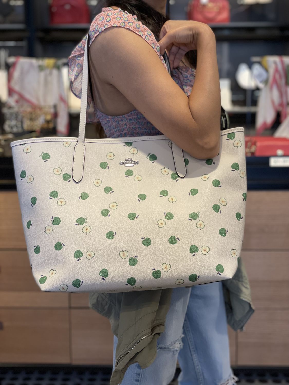 COACH C4119 CITY TOTE WITH APPLE PRINT แจกความน่ารักสดใส ด้วยเหล่าแอปเปิ้ลเขียวที่ยกมาทั้งสวน!! ดีไซน์ดึงดูดความสนใจได้ดีเลยทีเดียว กระเป๋าทรงช็อปปิ้งใบใหญ่ ที่จุยิ่งกว่าจุ!! ใส่เสื้อผ้าไปต่างจังหวัดยังได้ เพราะภายในโล่งกว้างมาก วัสดุหนังแคนวาสเคลือบลาย ท