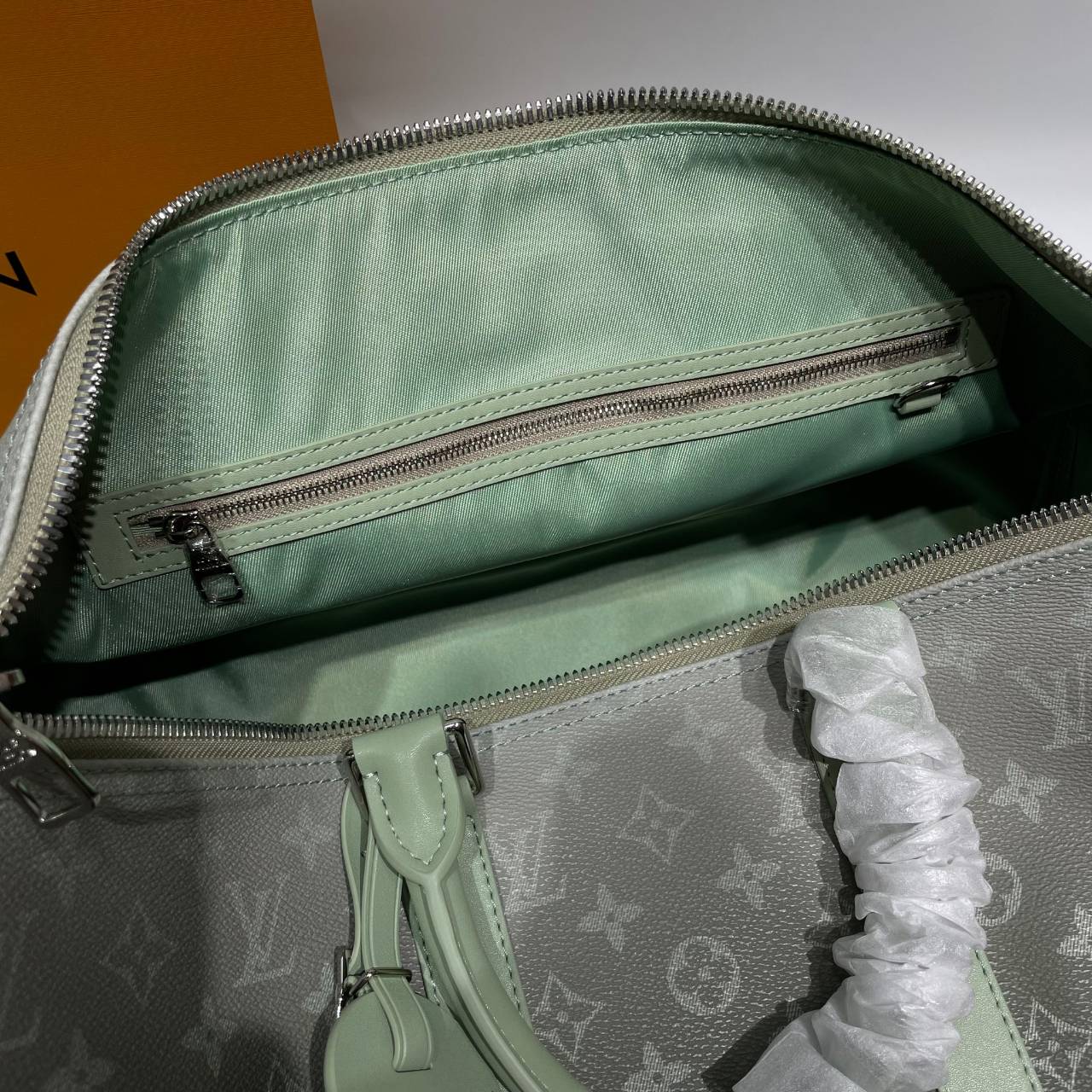LV Keepall Bandoulière 45 Monogram Gradient Khaki green กระเป๋าเดินทางสุดคลาสสิค สีใหม่สีเขียวกากีไล่สี ได้อย่างลงตัวสวยงาม ไอเท็มที่จะทำให้การเดินทางไม่ธรรมดาอีกต่อไป
