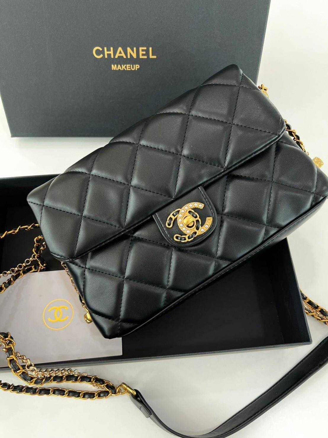 CHANEL flap bag with chain and pearl logo / CHANEL BAG VIP วัสดุหนังแกะสังเคราะห์นุ่ม ลื่น มันเงา อะไหล่ทองหรูหรา