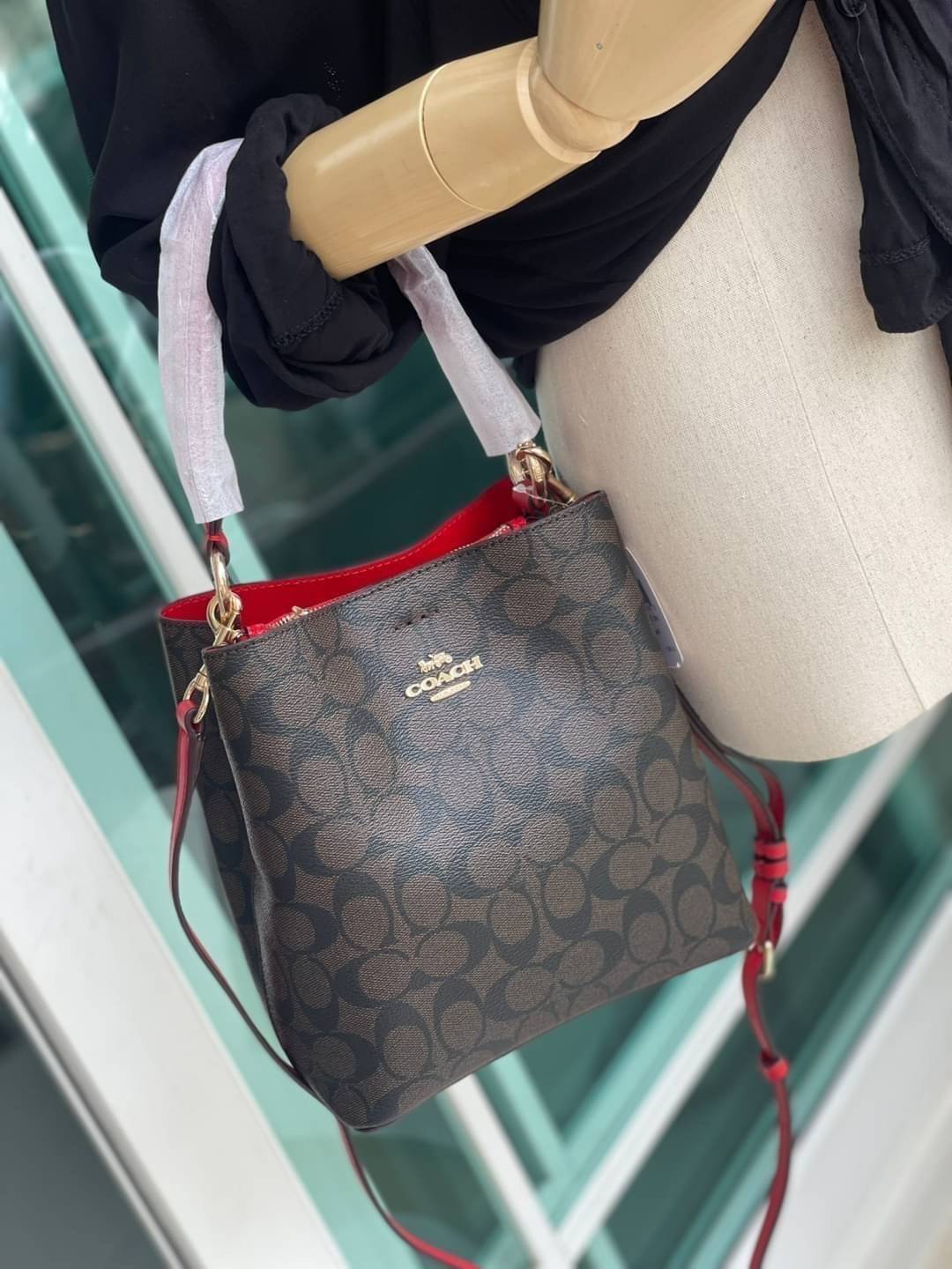 COACH SMALL TOWN BUCKET BAG IN SIGNATURE สำหรับสาวแฟชั่นที่ชอบรายละเอียดชิคๆ ดีไซน์สุดเก๋ แนะนำเลยสำหรับกระเป๋าทรงบักเก็ตใบนี้ เชื่อว่าสาว ๆ หลายคนชื่นชอบ เป็นไอเทมที่สามารถแมทช์ได้กับเสื้อหลากหลายสไตล์ บรรจุของได้เยอะโดยที่กระเป๋าไม่เสียทรง แบ่งช่องใช้งา