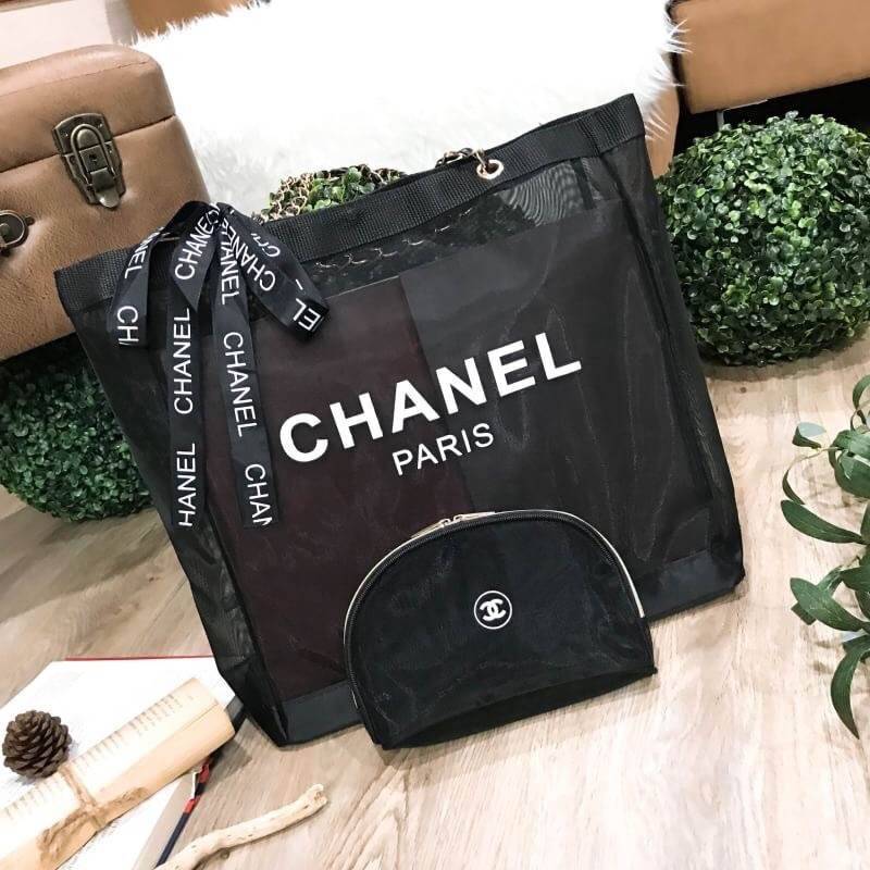 ห้ามพลาด Set สุดคุ้ม! ซื้อ1ได้ถึง2! Chanel GWP Shopping Bag With Pouch VIP Gift With Purchase กระเป๋าสะพายทรง Shopping Bag พร้อมกระเป๋าPouchใบเล็กเข้าชุดเเพ็คคู่รุ่น Limited Edition พรีเมี่ยมกิ้ฟแท้จาก Chanel Perfume Counter วัสดุ Nylon โปร่งคุณภาพดี ใบให