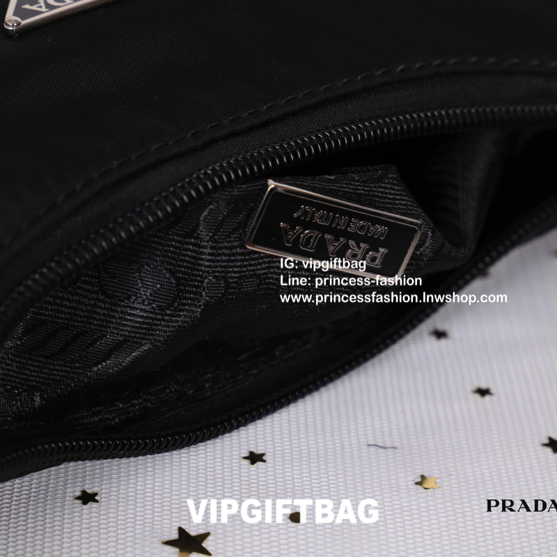 Prada nylon mini shoulder bag สินค้า Premium gift จากเค้าเตอร์แบรนด์ต่างประเทศ แท้ 💯 กระเป๋าถือหรือสะพายไหล่ size mini กำลังน่ารัก วัสดุทำจากผ้า nylon คุณภาพดีตามแบบฉบับแบรนด์เลยค่ะ อะไหลเงิน น้ำหนักเบา เปิดปิดด้วยซิป ใส่กระเป๋าสตางค์ใบสั้น,มือถือ