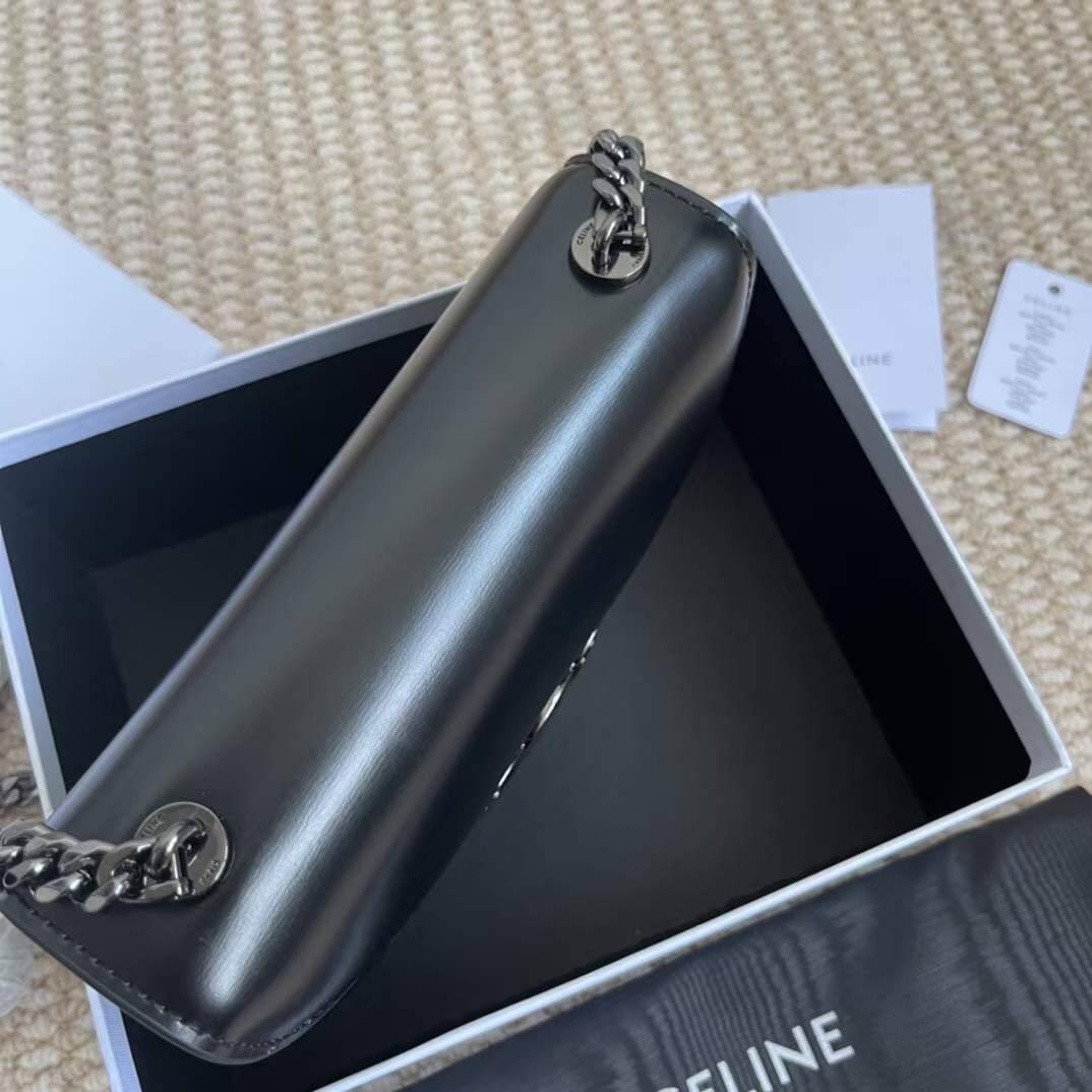 CELINE TEEN BESACE TRIOMPHE IN SHINY กระเป๋าสะพายคาดลำตัวรุ่นนี้นับว่าเป็นกระเป๋าอีกหนึ่งรุ่นในซีรีส์ Triomphe ที่ได้รับความนิยมอย่างมาก ด้วยรูปร่างทรงโค้งมนมีความคลาสสิกตามแบบฉบับแบรนด์