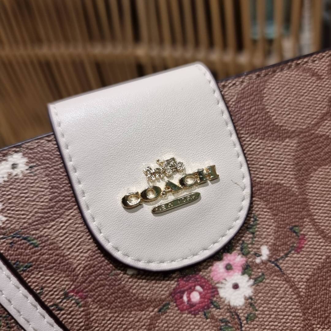 COACH C3371 TECH PHONE WALLET WITH SPACED WILDFLOWER ดีไซน์ใหม่ คอลเลคชั่นสวยหรู กระเป๋าสตางค์พร้อมสายคล้องมือ ง่ายต่อชีวิตมากจ้า!! มันดีอะไรเบอร์นี้ ใส่ได้ทั้งบัตร และโทรศัพท์ก็ใส่ได้ทุกรุ่น แถมยังมีช่องซิปแยกไปอีก ช่องเยอะไม่ต้องห่วงจริงๆ วัสดุหนังแคนวา