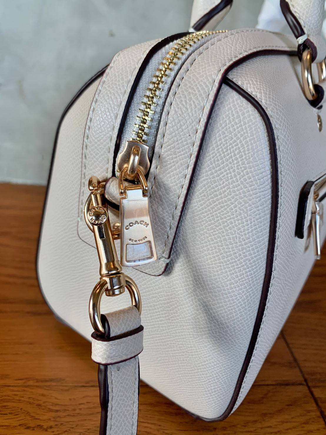 COACH ROWAN SATCHEL BAG ((79946)) กลับมาอีกครั้ง พร้อมสีหายากค่ะ! กระเป๋าหิ้วทรงหมอนสุดฮิตของสาวๆ//สะพายข้างได้ หนังแท้ ลายหนังสวย ทรงสวย ด้านหน้ามีช่องซิปให้หนึ่งช่อง เปิดปิดช่องหลักแบบซิป ภายในกว้างใส่ของจำเป็นของสาวๆได้ครบ มีช่องเล็กและช่องซิปใส่ของจุก