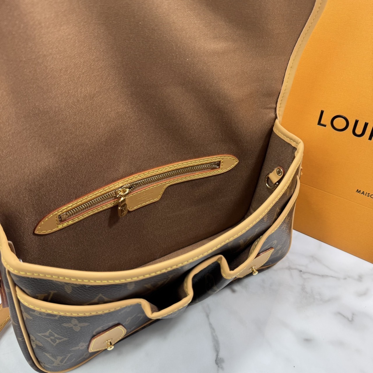 ORI หนังแท้ | LV Satchel Messenger Bag กระเป๋าสะพายทรงแมสเซนเจอร์ ดีไซน์วินเทจสุดไอคอนิกยุค'90s รังสรรค์จาก Monogram แคนวาส แต่งขอบหนัง ได้แรงบันดาลใจจากกระเป๋ารุ่น Gibecière ใช้งานในทุกวันกับทุกลุค