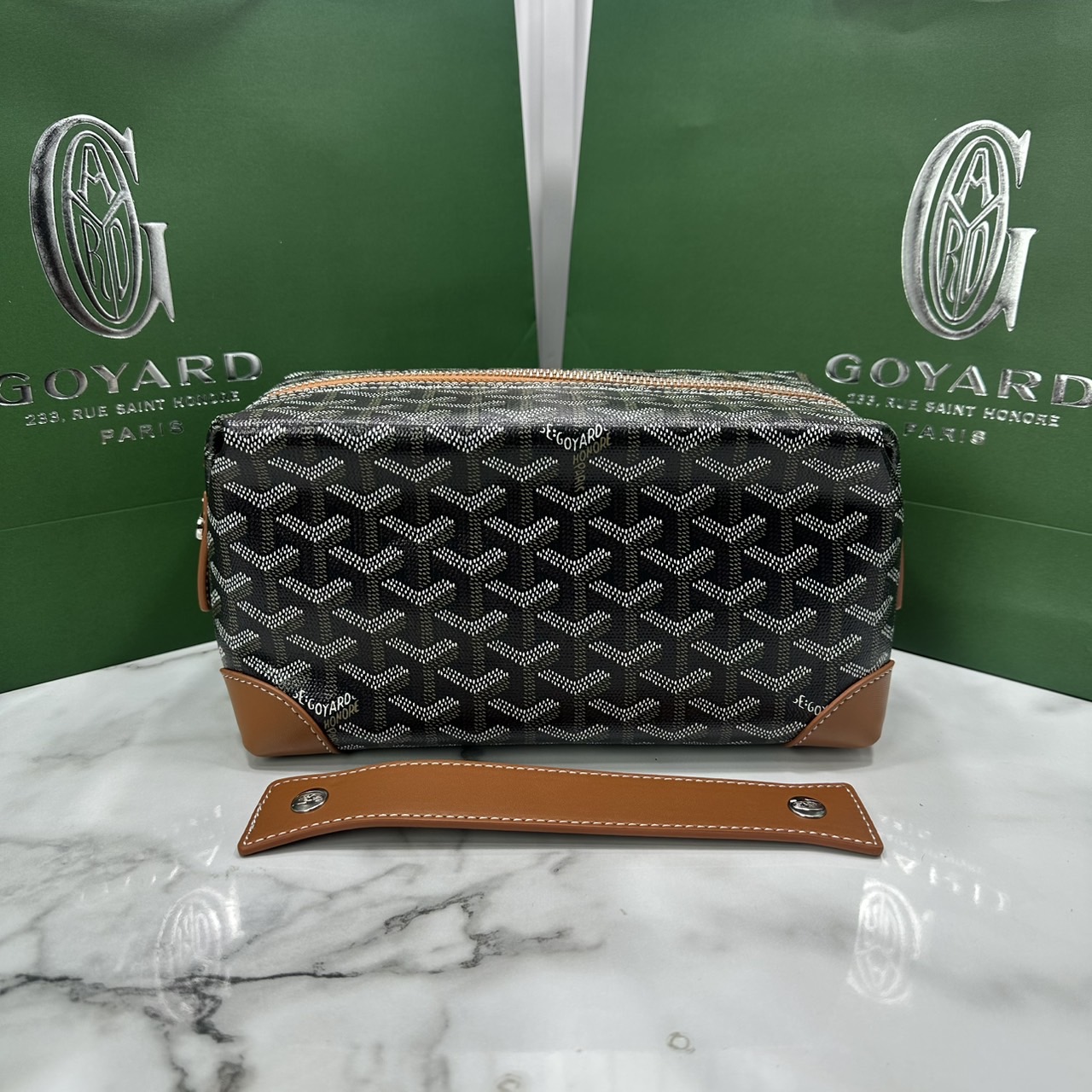 ORI หนังแท้ | Goyard Bowling 25 Toiletry Bag / Goyard Pouch กระเป๋าทรงพอช พร้อมสายถือจับถนัดมือใช้งานง่ายกะทัดรัด ตอบโจทย์ความเรียบง่ายแต่คลาสสิก ใช้ได้ทั้งชายหญิง หรูหรา ติดแกรมที่สุด เป็นรุ่นตามหา ที่ตอนนี้มีพร้อมส่งแล้วค่า