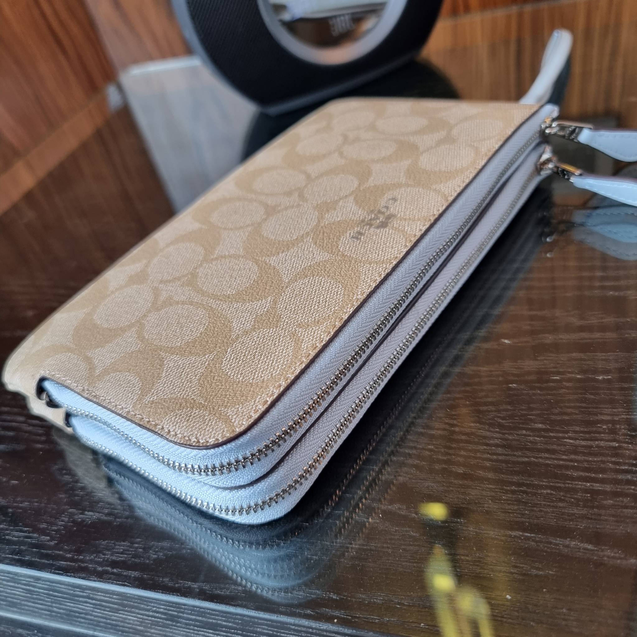 COACH F54057 DOUBLE ZIP WALLET IN SIGNATURE กระเป๋าคล้องมือ size L ใบนี้ใส่มือถือได้ทุกรุ่น ขนาดกำลังดี พกพาสะดวกมากๆ วัสดุหนังสังเคราะห์ ภายในเป็นผ้าสีสวยคม ใส่ธนบัตร ใส่บัตรได้เยอะ ใส่มือถือได้สบายๆทุกรุ่น ตอบโจทย์สาวๆที่ไม่ชอบพกเยอะวุ่นวายจ้า ใบนี้เอาอ