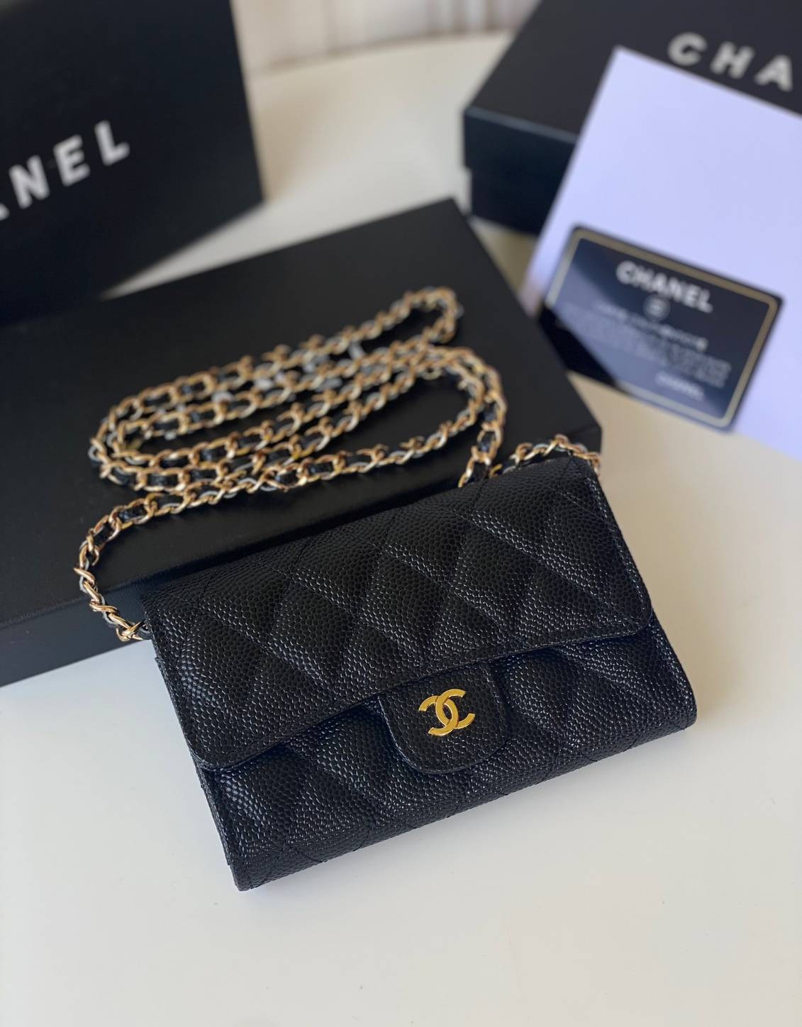 หนังแท้ CHANEL WALLET WITCH CHAIN รุ่นยอดนิยมไอเท็มฮิตวัสดุหนังคาเวียร์สวยคลาสสิคเปิดปิดด้วยฝาปิดกระดุมด้านหน้ามีโลโก้แบรนด์อะไหล่ทองสวยหรูดูดีมาพร้อมสายโซ่อะไหล่เงินและทอง ร้อยหนังจะสะพายไหล่ หรือ Crossbody ภาพถ่ายจากงานขายจริงสวยน่าใช้ Chanel mini นาทีน