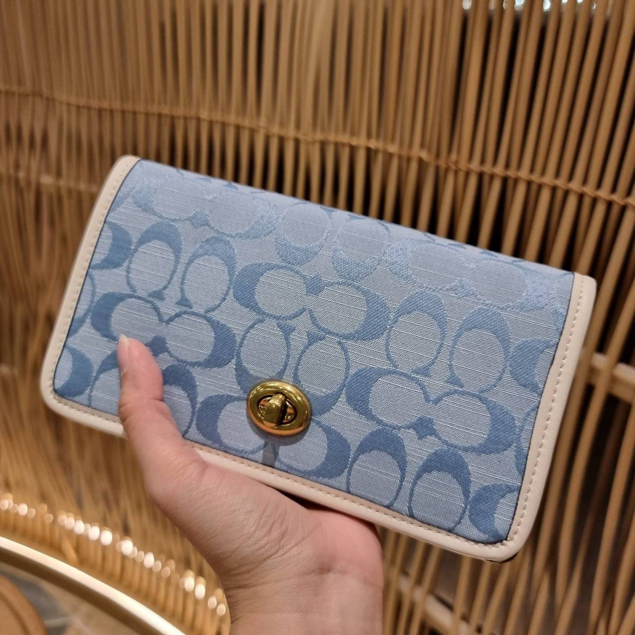COACH C3824 FOLDOVER CROSSBODY CLUTCH IN SIGNATURE JACQUARD คลัทช์เก๋ๆที่สาวๆตามหา 2IN1 ไปอีกหนึ่ง!! กระเป๋าสะพายทรงคลัชท์ ใช้งานได้ถึง 2 แบบ จะพกเดี่ยวๆแทนกระเป๋าสตางค์ หรือคล้องสายสะพายข้าง สะพายชิคๆคูลๆ ก็ได้อีก มันดีงามมากทุกสี เพราะความละมุนของผ้า ja