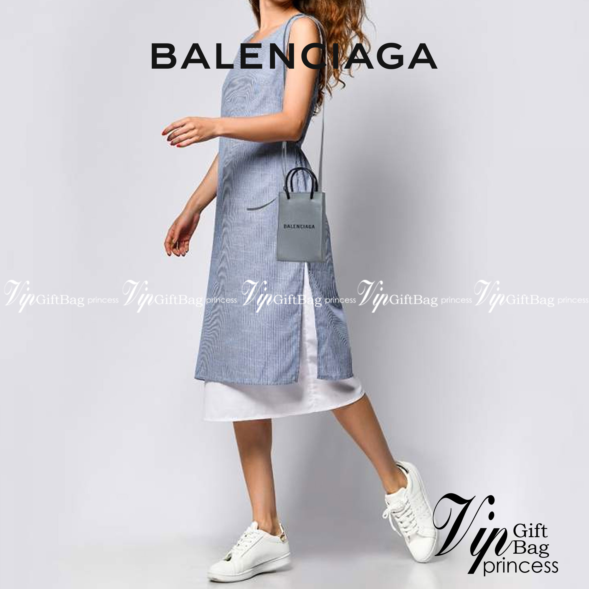 หนังแท้ BALENCIAGA Shopping Phone Pouch leather tote พกกระเป๋าช้อปปิ้งขนาดมินิ ไปทุกที่ในฤดูกาลนี้ ดีไซน์ที่ใช้ได้ทุกวันตั้งแต่หนังแบบมีเท็กซ์เจอร์ ภาพสินค้าถ่ายจากงานขายจริง ใช้งานต่างประเทศได้
