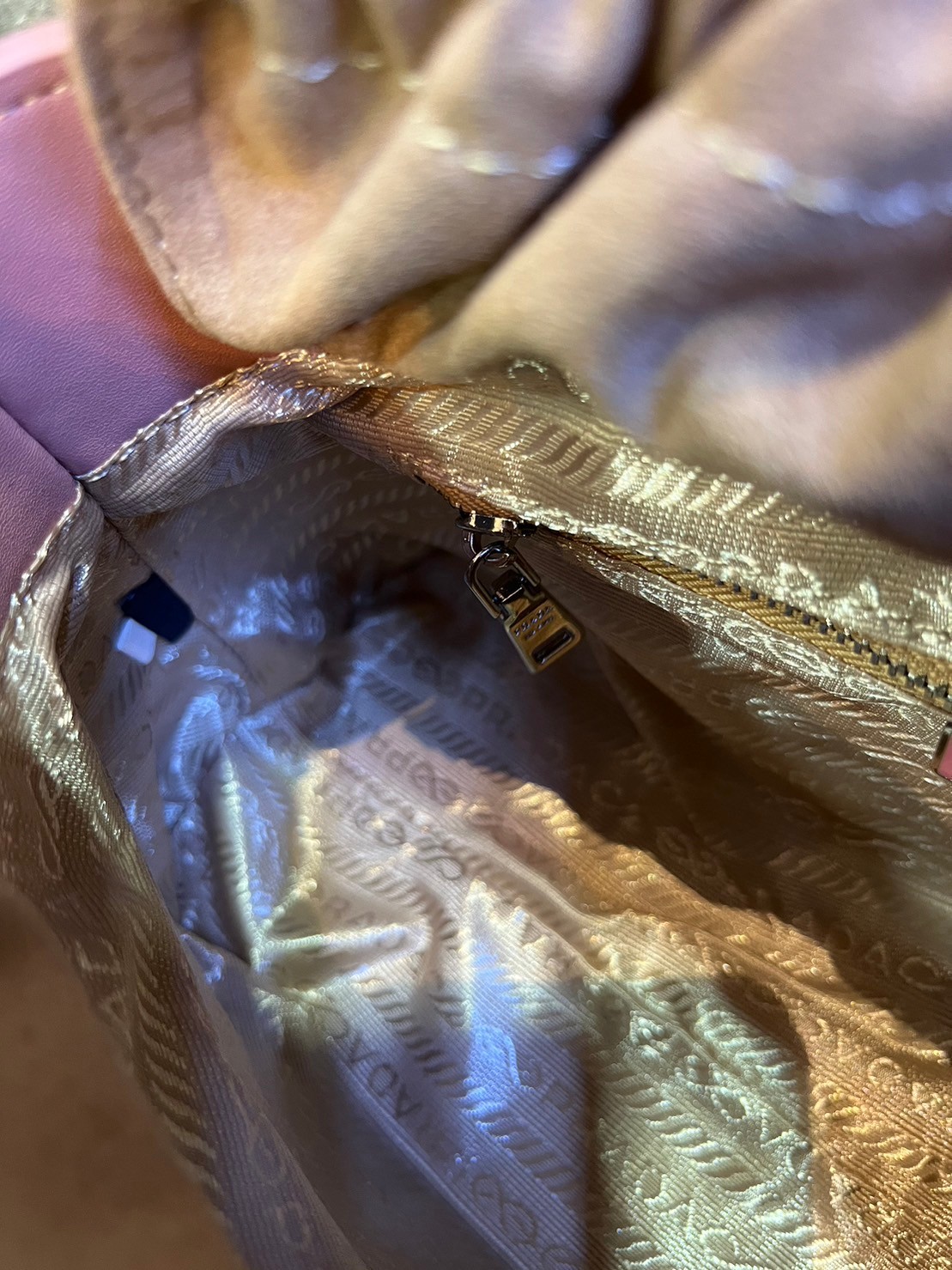 Prada Double 2 way leather handbag / PRADA LEATHER HANDBAG พร้อมส่งที่ไทย กระเป๋าถือหูจับในตัว 2 เส้น พร้อมสายสะพายยาว รูปทรงคลาสสิคใช้งานง่าย มีกิมมิกที่ภายในมีหูรูดน่ารักสุดๆ