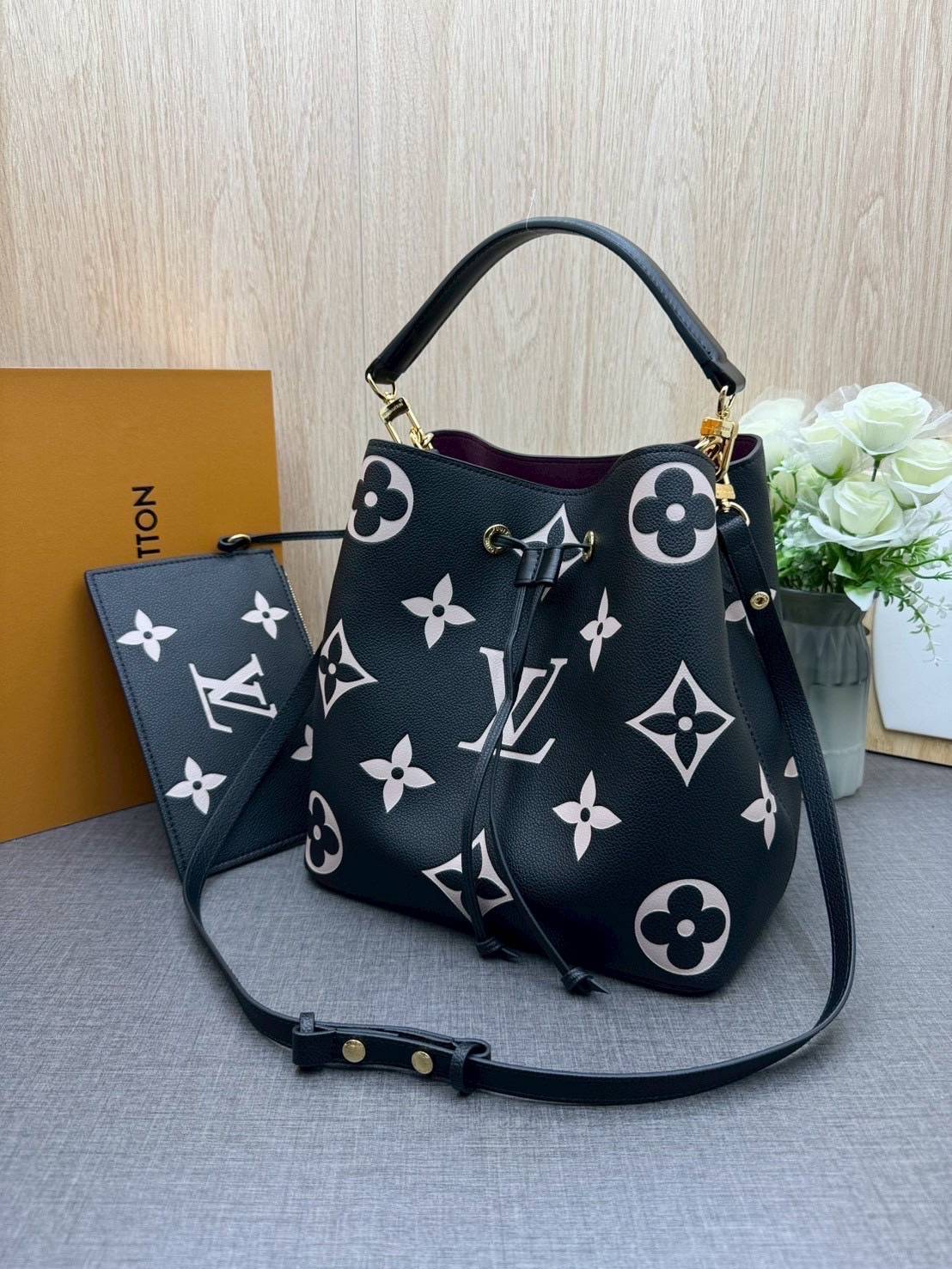 ORI หนังแท้ | LV NeoNoe MM Bucket bag Monogram Flower กระเป๋าสะพายทรงบัคเก็ต ลาย Monogram Flower โดดเด่นเพิ่มสไตล์ มีเสน่ห์ชวนหลงใหล