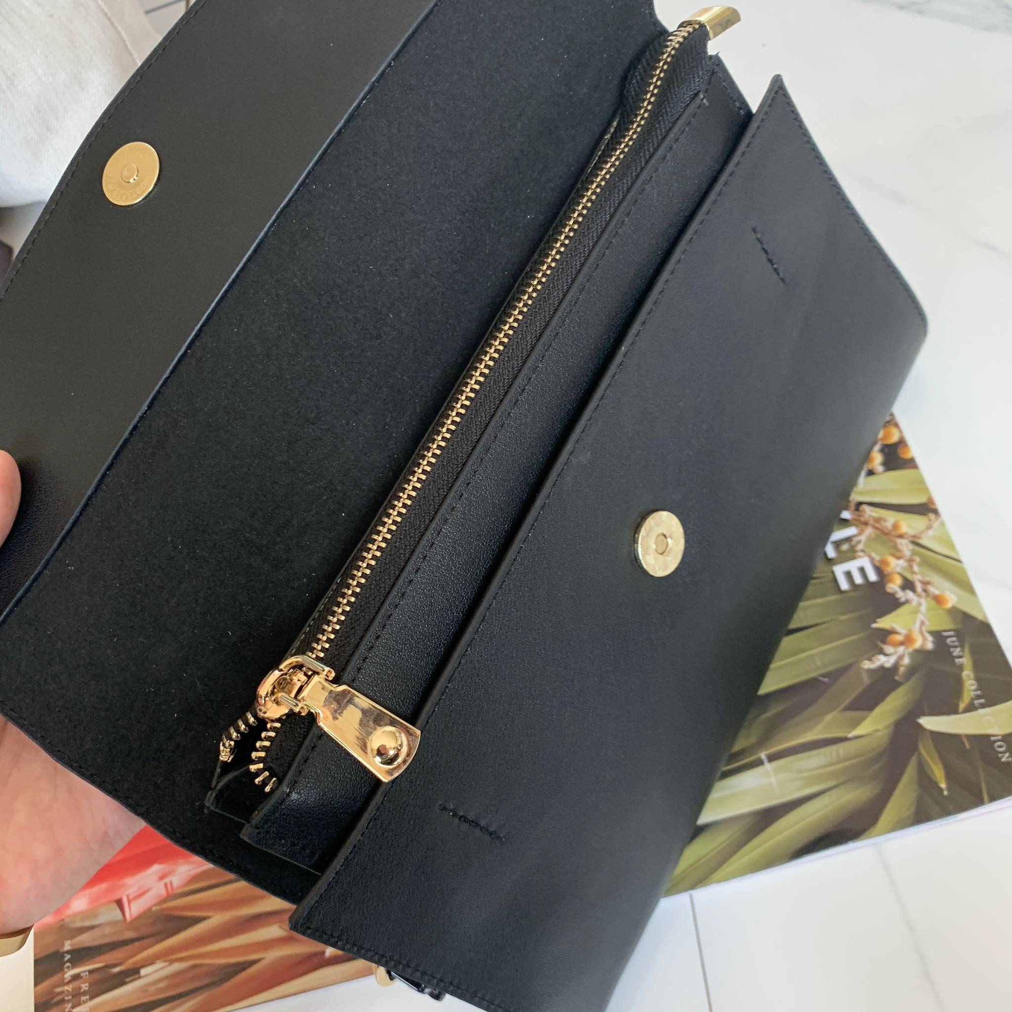 คลัชมาใหม่ สัปดาห์นี้ค่า ‘ Stair ‘ Clutch bag ✔️รอบนี้เข้าเพิ่มอีก 5 ลายเลยน๊า หลังจากปล่อยคอลเลคชั่นแรกออกไปแล้วได้รับความนิยมมากๆ รอบนี้จัดเฉดสีกลางๆ ให้แมทช์ง่ายกับชุดด้วยค่า **หนังวัวแท้ค่า