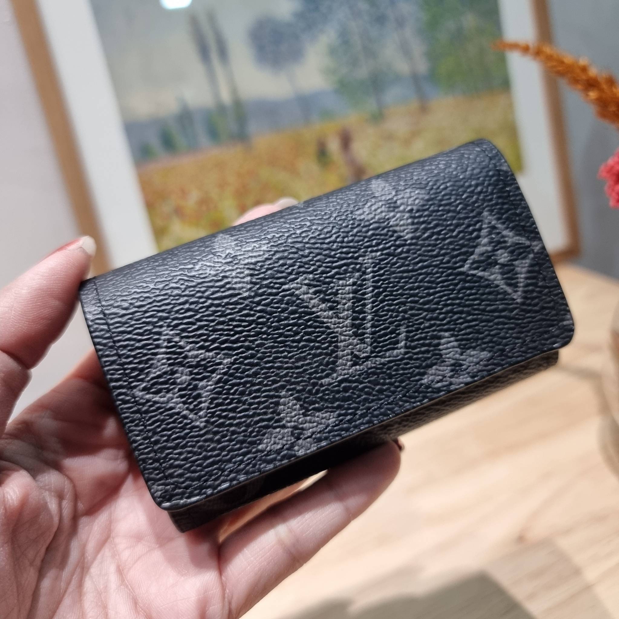 LV POCHETTE VOYAGE SET BAG / LV gift box สุดยอดไอเท็มใน box set ที่เหมาะแก่การเก็บสะสม หรือจะส่งให้เป็นของขวัญในช่วงปีใหม่ก็ดีงามที่สุด จัดให้ทั้งกระเป๋าคลัทช์สีคลาสสิค กระเป๋าเก็บกุญแจ ที่จัดสรรให้พกพาได้ง่ายไม่เกะกะ และเข็มขัดเข้าเซ็ทคุมโทนได้ดีเยี่ยม แ