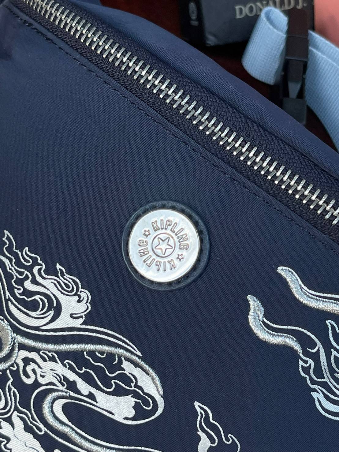 KIPLING X YONGLE PALACE COLLECTION รุ่น FRESH CROSSBODY BAGS กระเป๋าคาดอกรุ่นนี้เป็นการเฉลิมฉลองพระราชวังที่มีประวัติอันแสนยาวนานนับร้อยๆปีจากประเทศจีน ด้วยลวดลายด้านหน้าที่ออกแบบมาอย่างเป็นเอกลักษณ์สวยงามมีมนต์ขลัง ขนาดของกระเป๋าคาดอกใบนี้ทำให้คุณรู้สึกค