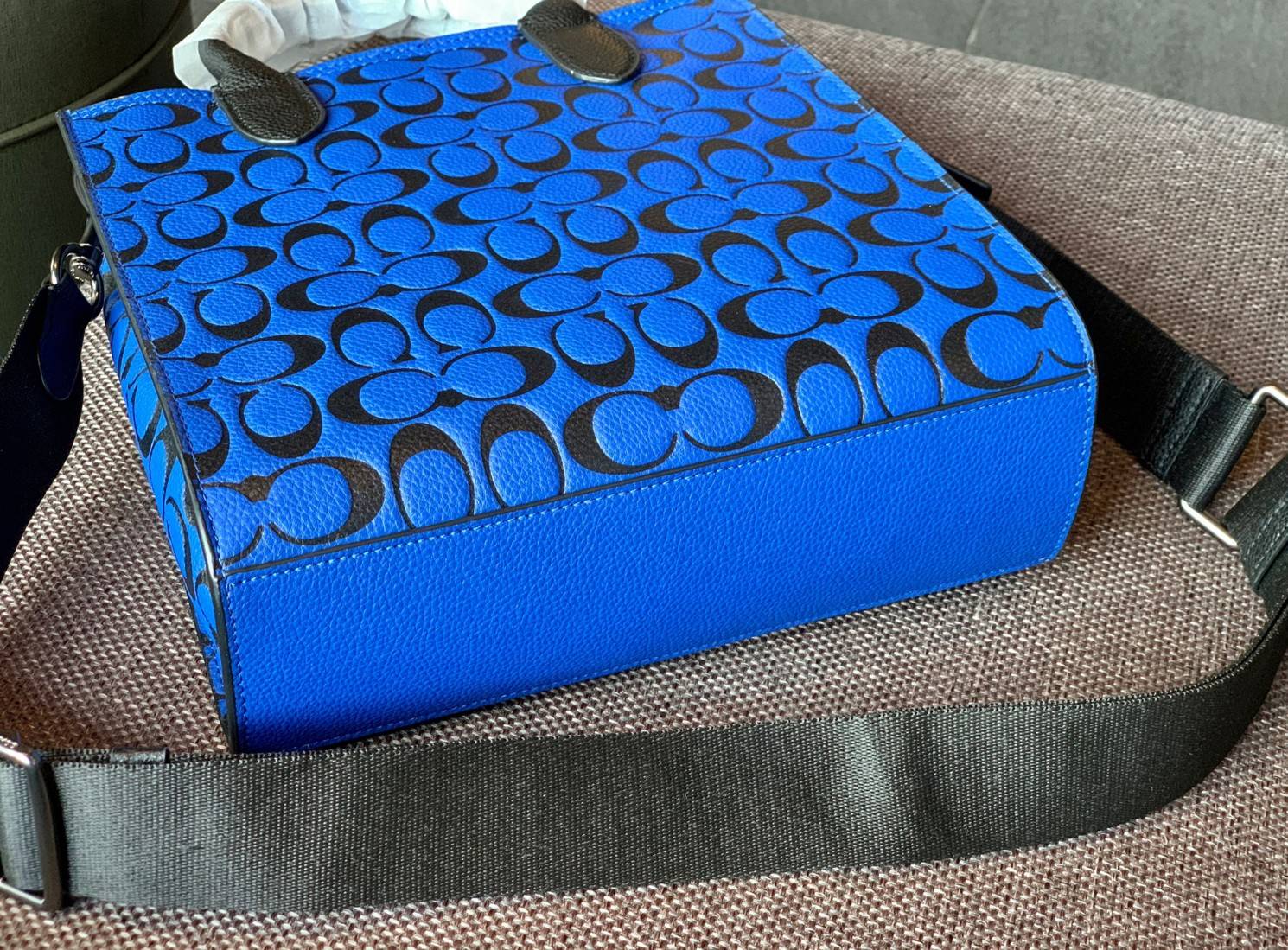 COACH COLORFUL GOTHAM TOTE SIGNATURE ((CA814)) รุ่นนี้ใช้ได้ทั้งผู้ชายและผู้หญิง ขนาดกลางๆกำลังสวยเลยค่ะ ใหม่ล่าสุด ก่อนใคร! กับกระเป๋าที่รังสรรค์สีออกมาได้สดใส เรียกได้ว่าจัดเต็มในเรื่องสีมีเดียวค่ะ หนังแท้ ลายหนังสวย บวกกับโลโก้แบรนด์ทั้งใบที่ลงลายสีได้