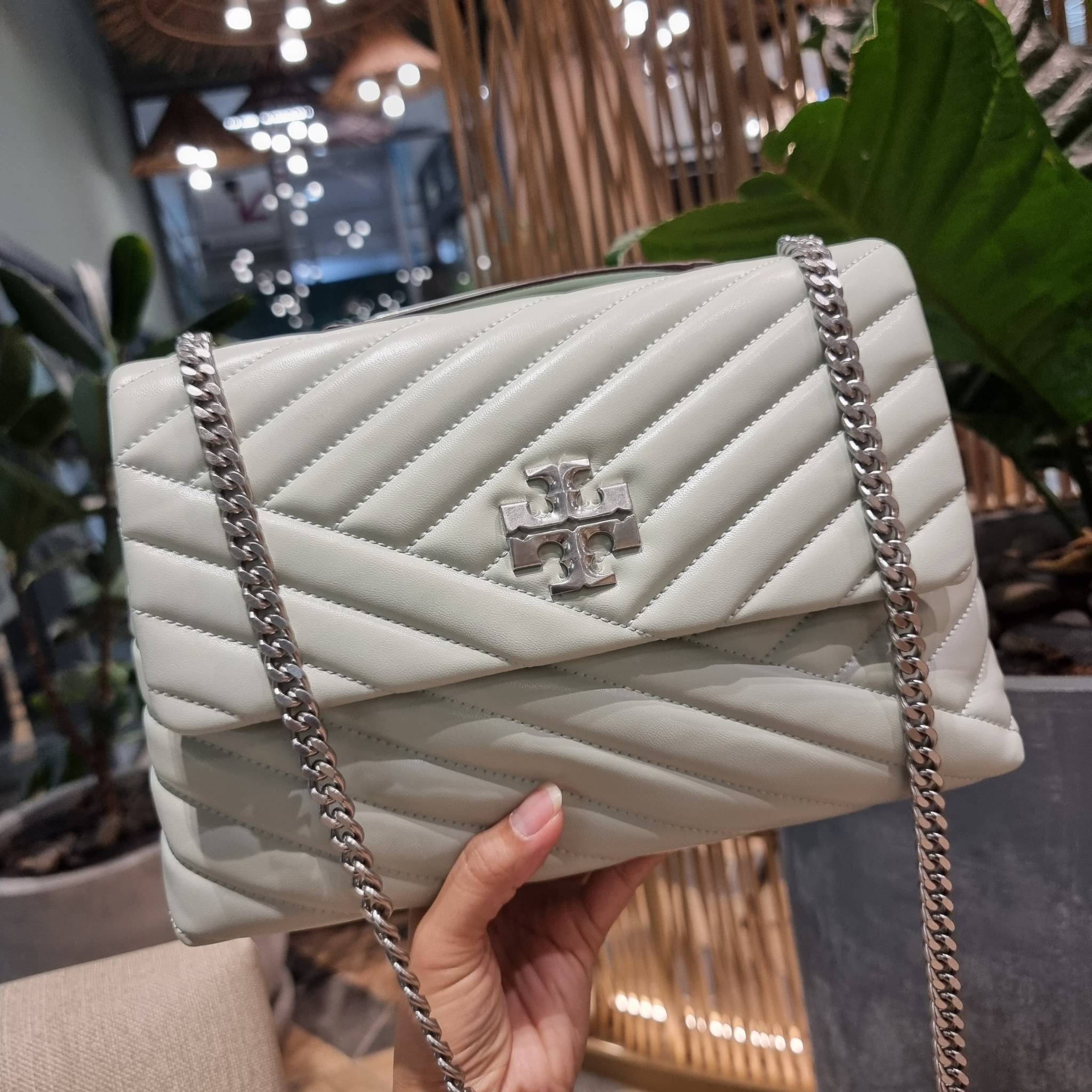 TORY BURCH KIRA CHEVRON CONVERTIBLE SHOULDER BAG กระเป๋าสะพายรุ่นยอดฮิต ไซส์ใหญ่จัดเต็มให้เน้นๆ ใช้ยังไงก็ดูหรู ดีไซน์เฉพาะตัว วัสดุหนังแกะ สัมผัสนิ่ม เปิด-ปิดด้วยกระดุมแม่เหล็ก ภายในเป็นช่องโล่ง แบ่งสัดส่วนไว้ดีมากๆ ใส่กระเป๋าสตางค์ มือถือ เครื่องสำอางค์