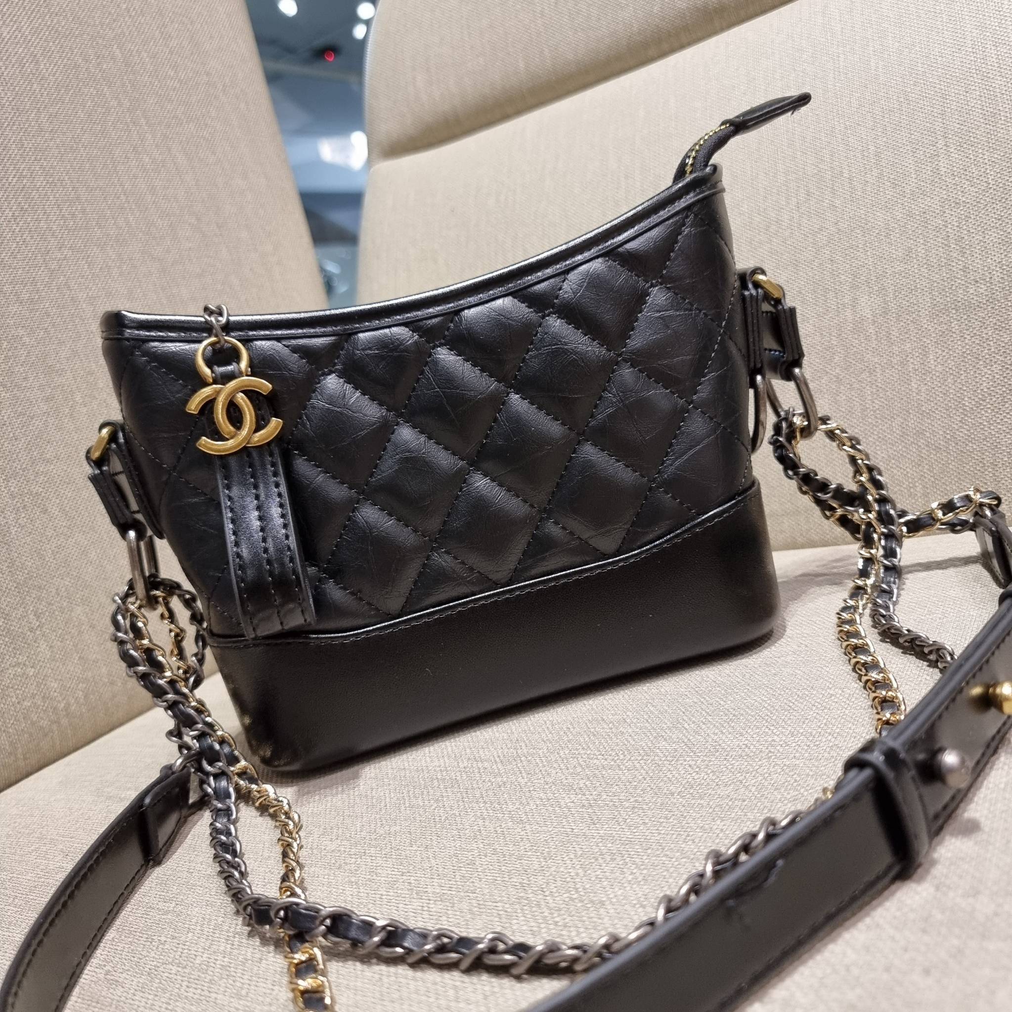 9" CHANEL SHOULDER BAG / CHANEL GABRIELLE HOBO BAG ไซส์คลาสสิค กระเป๋าสะพายข้าง/ไหล่ หนังแท้ นิ่ม หรู มาพร้อมพวงกุญแจสัญลักษณ์แบรนด์ อะไหล่พร้อมโซ่สะพายสีทองสลับสีเงินรมดำ สามารถสะพาย crossbody หรือสะพายไหล่ได้หมด สะพายแล้วขับผิวมากๆ เปิด-ปิดกระเป๋าด