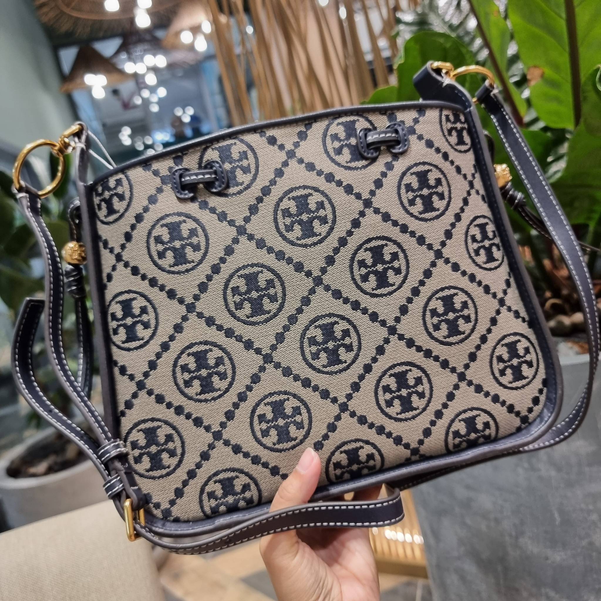 TORY BURCH T MONOGRAM JACQUARD BELL BAG คอลเลคชั่นใหม่ กับกระเป๋าลายโมโนแกรมยอดฮิต ที่มาในรูปทรงดีไซน์สวยเก๋ ชิคๆคูลๆ รับรองว่าไม่มีเกร่อ ตัวกระเป๋าทรงเหลี่ยม รูปเก็บทรงได้ในส่วนของปากกระเป๋า หรือไม่รูด ก็ได้ความสวยไปอีกแบบ วัสดุผ้า jacquard ตัดสลับหนังแท