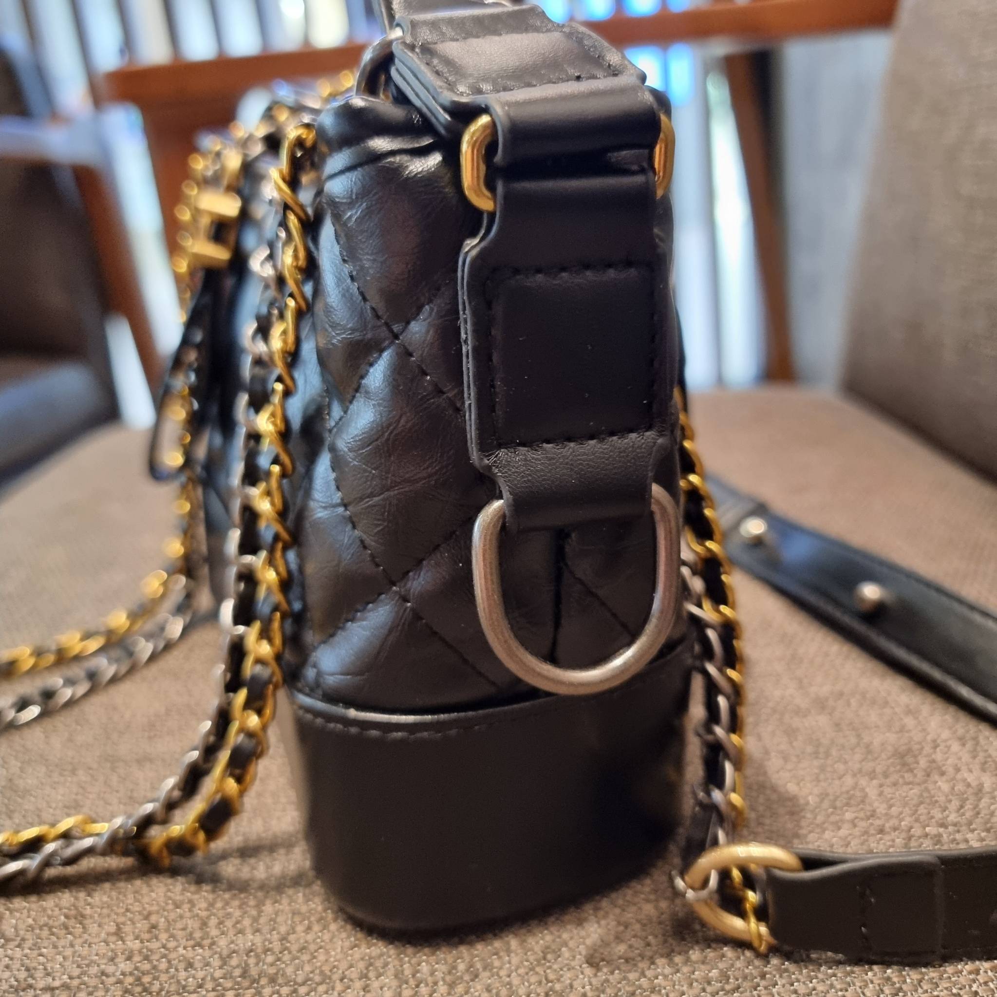 8" CHANEL SHOULDER BAG / CHANEL GABRIELLE HOBO BAG ไซส์คลาสสิค กระเป๋าสะพายข้าง/ไหล่ หนังสังเคราะห์ นิ่ม หรู มาพร้อมพวงกุญแจสัญลักษณ์แบรนด์ พิเศษ!! สายคล้อง jumbo font เพิ่มดีเทลความแพง อะไหล่พร้อมโซ่สะพายสีทองสลับสีเงินรมดำ สามารถสะพาย crossbody หรื