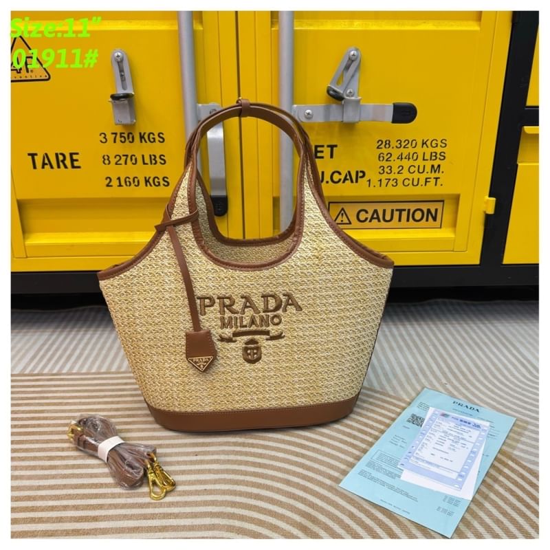 Prada crochet and leather tote bag กระเป๋าทรงโท้ท สวยไม่ซ้ำใคร สไตล์บีช เหมาะมากกับการสะพายไปเที่ยวทะเล หรือจะใช้ในวันสบายๆก็ตอบโจทย์ รุ่นนี้มีไว้ยังไงก็ได้ใช้บ่อยแน่นอน
