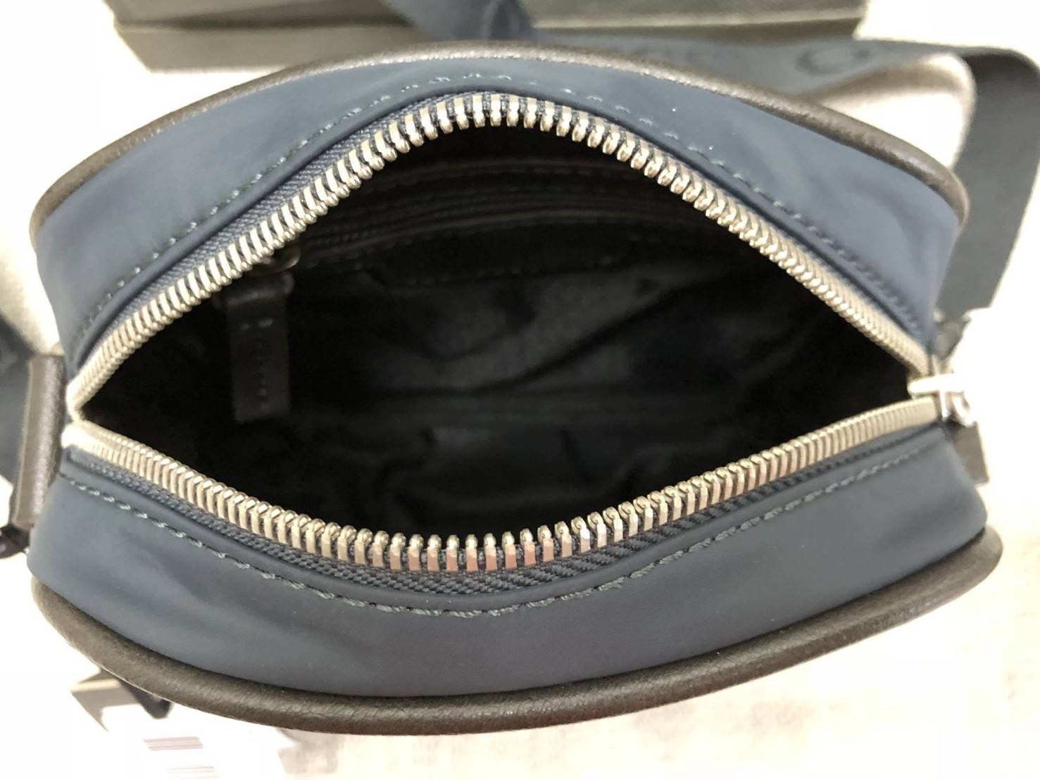 New GUESS SHOULDERBAG HM 6122 พร้อมส่งกระเป๋าสะพาย รุ่นนี้ใช้ได้ทั้งชาย/หญิง วัสดุไนล่อนอย่างดี คุณภาพสูง ด้านหน้าติดอะไหล่และโลโก้แบรนด์ มีช่องซิปใส่ของจุกจิก เปิดปิดกระเป๋าช่องหลักแบบซิป ด้านในโล่ง ลึก ใส่มือถือ กระเป๋าสตางค์ใบสั้นหรือสัมภาระอื่นๆได้พอป