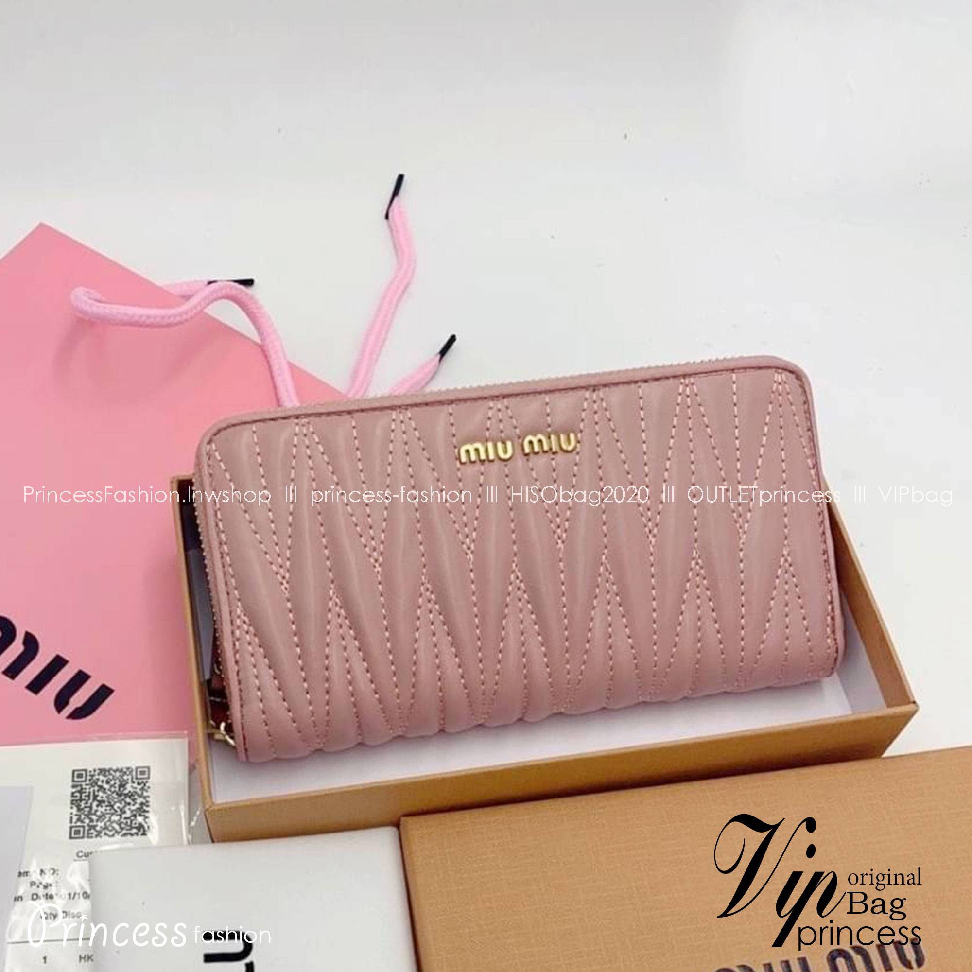 MIU MIU LONG ZIPPER WALLET / MIU MIU WALLET กระเป๋าสตางค์ใบยาว น่ารักพาใจฟู ดีไซน์น่ารักน่าใช้มาก เรียบง่ายแต่มีความโดดเด่นเปิด-ปิดด้วยซิป ภายในมีช่องใส่บัตร และใส่ธนบัตรได้ พร้อมช่องซิปแยกใส่เหรียญได้อีก พกพาง่าย