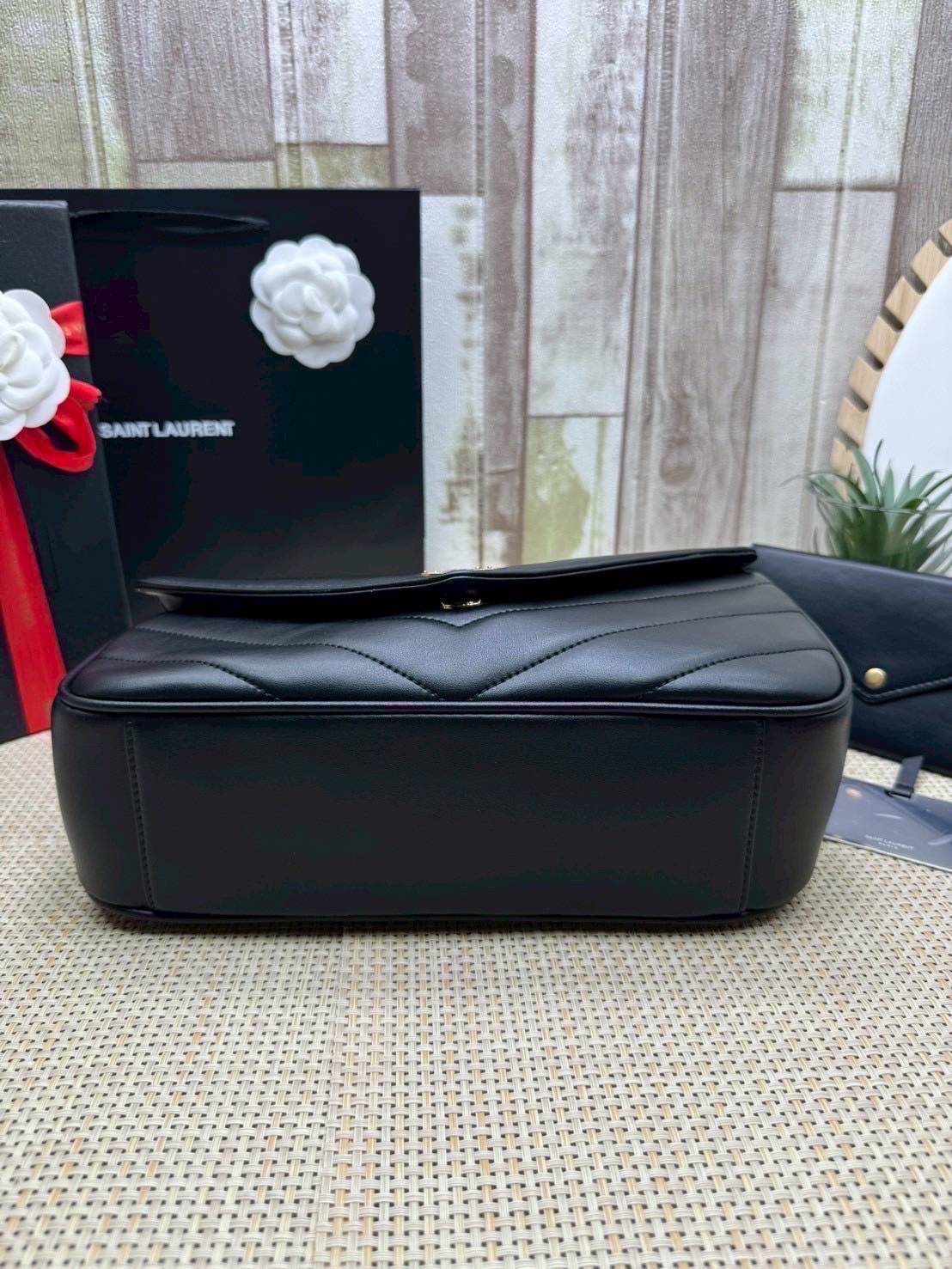 ORI หนังแท้ | 28cm YSL LOULOU medium in MATELASSÉ กระเป๋าสะพายสายโซ่าีทองหรูหรา งานหนังแท้เนื้อนุ่มตะเข็บเย็บลายเชฟรอนสวยหรูโดดเด่นเป็นเอกลักษณ์ 🤍 เกรดออริจินอล หนังแท้