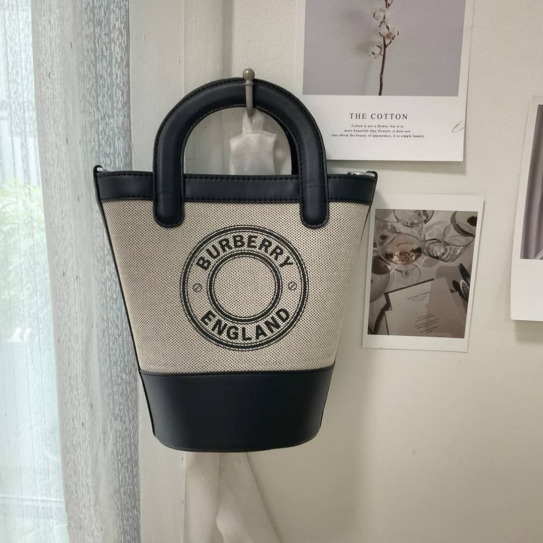 BURBERRY MINI CANVAS CROSSBODY BAG / BURBERRY BUCKET BAG *งานหรูมาก กระเป๋าทรง CROSSBODY ใบขนาดกำลังดี *ผ้าแคนวาสคาดหนังวัวแท้ ปักโลโก้แบรนด์ด้านหน้า ด้านในเปิดปิดด้วยกระดุมคาด สามารถใส่กระเป๋าสตางค์ยาว สมุดบัญชีได้