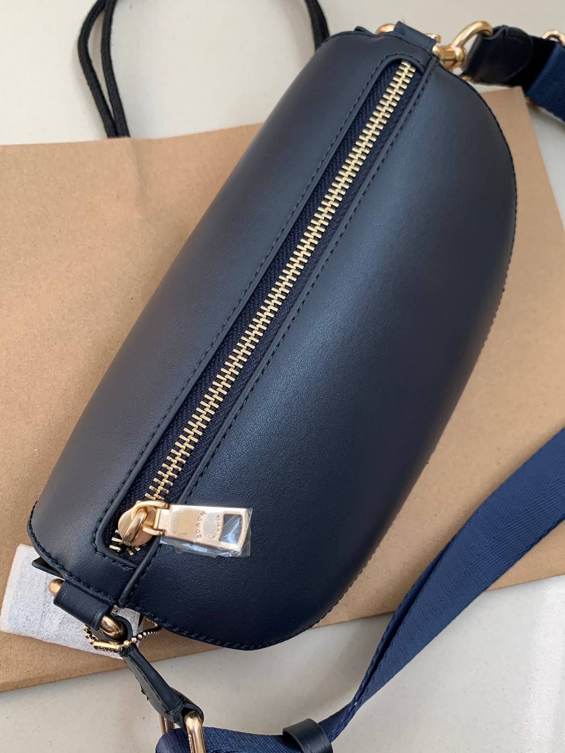 COACH BELT BAG ((39937)) กลับมาอีกครั้ง สวยเหมือนเดิมค่ะ😘 กระเป๋าคาดอก//คาดเอว หนังแท้นิ่ม สวยงามค่ะ ด้านหน้ามีช่องซิป ใส่กระเป๋าเงินใบกลางได้;มือถือได้ทุกรุ่น;พาสปอร์ตได้ค่ะ ด้านหลังมีช่องซิปให้อีกช่องใส่ของจุกจิก สายคาดเลื่อนปรับได้ฟรีไซด์ตามขนา