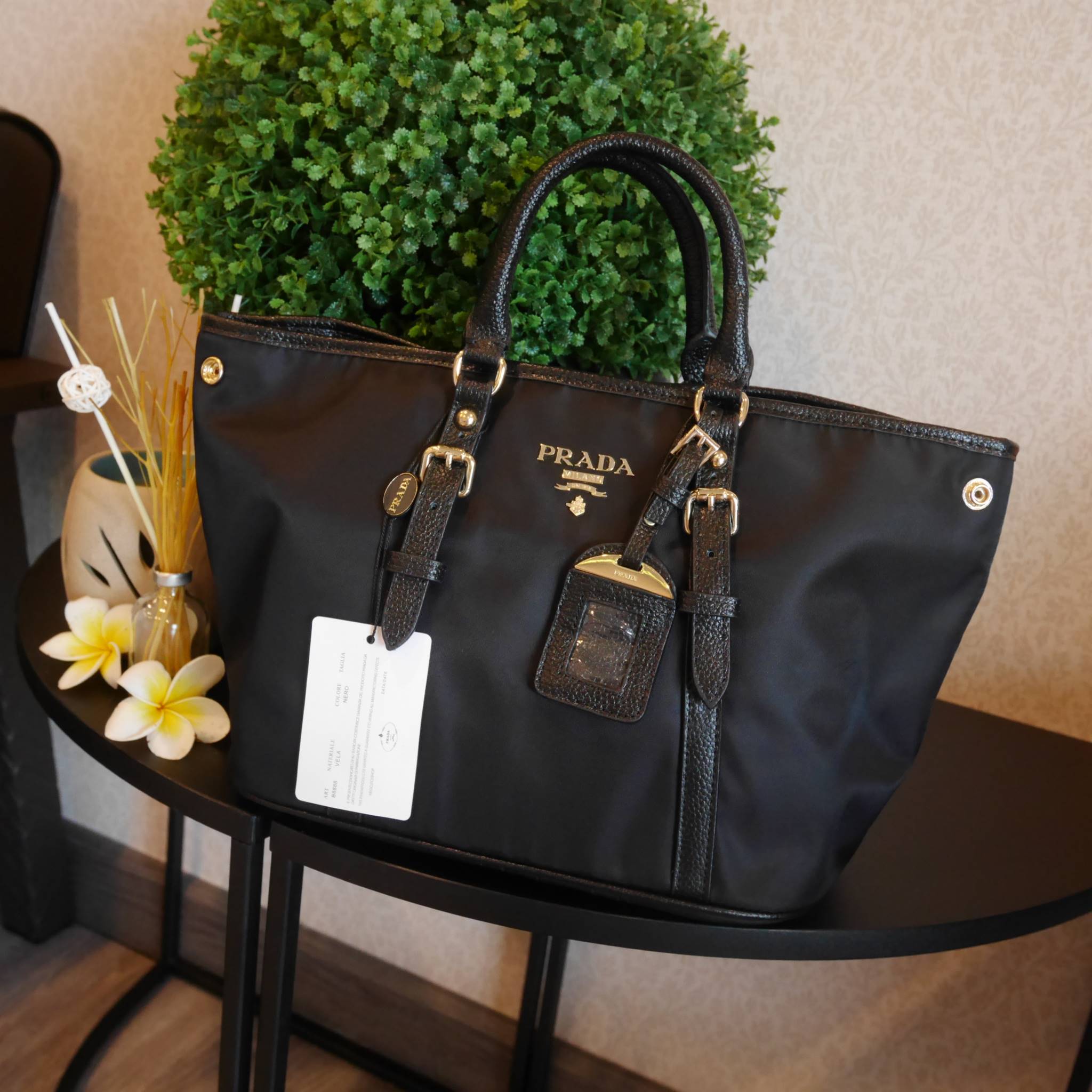 สาวๆที่มองหา กระเป๋าสะพายสวยเก๋ *ที่ใช้ได้สองทรง ทางร้าน ขอแนะนำค้า งานพรีเมี่ยมกิ้ฟ จากเคาเตอร์ต่างประเทศค่ะ รุ่น Limited edition ค่า กระเป๋าสะพาย จากแบรนด์ PRADA เป็น กระเป๋าผ้าไนล่อน สลับหนัง สะพายไหล่ได้ สามารถปรับระดับที่สายสะพายไหล่ได้ และสามารถปรับ