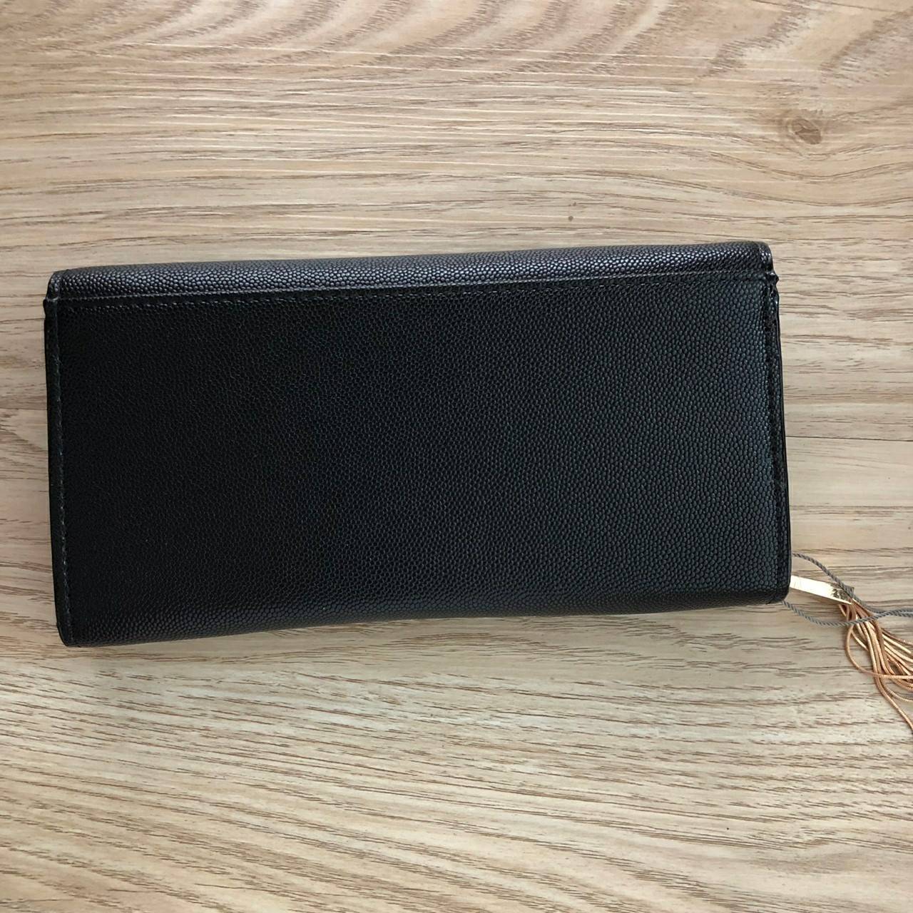 Charles & Keith Basic Long Wallet กระเป๋าสตางค์ใบยาว ตกแต่งด้วยพู่ เปิด – ปิดกระเป๋าด้วยเเม่เหล็กแบบซ่อน ภายในมีช่องใส่บัตร ช่องซิปใส่เหรียญ และช่องใส่ธนบัตร ใส่ iPhone Plus ได้ค่ะ ด้านหลังมีช่อง 1 ช่อง