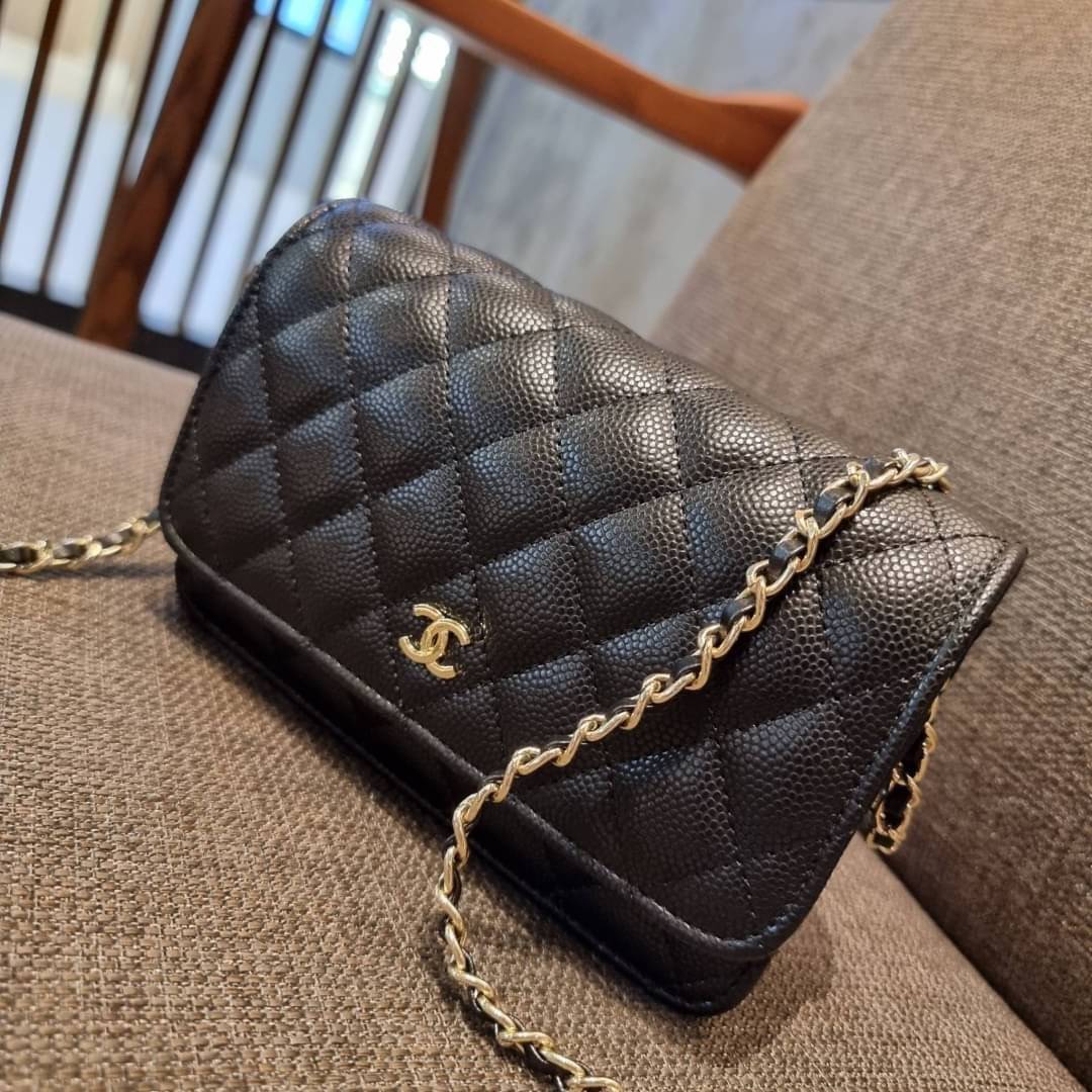 VIP 🥂 CHANEL WOC ฮอตกว่ารุ่นนี้คงไม่มีแล้ว!! เป็นรุ่นที่ถูกถามหาเยอะสุด!! ขายดีสุด!! และหมดไวมากๆ กระเป๋าสะพายข้างหนังลายคาร์เวีย มาพร้อมโซ่สะพายในตัว (ถอดออกไม่ได้) อะไหล่ทอง ดูผู้ดี้ ผู้ดี!! เปิด-ปิดกระเป๋าด้วยกระดุมแม่เหล็ก ภายในกระเป๋าเป็นช่อง