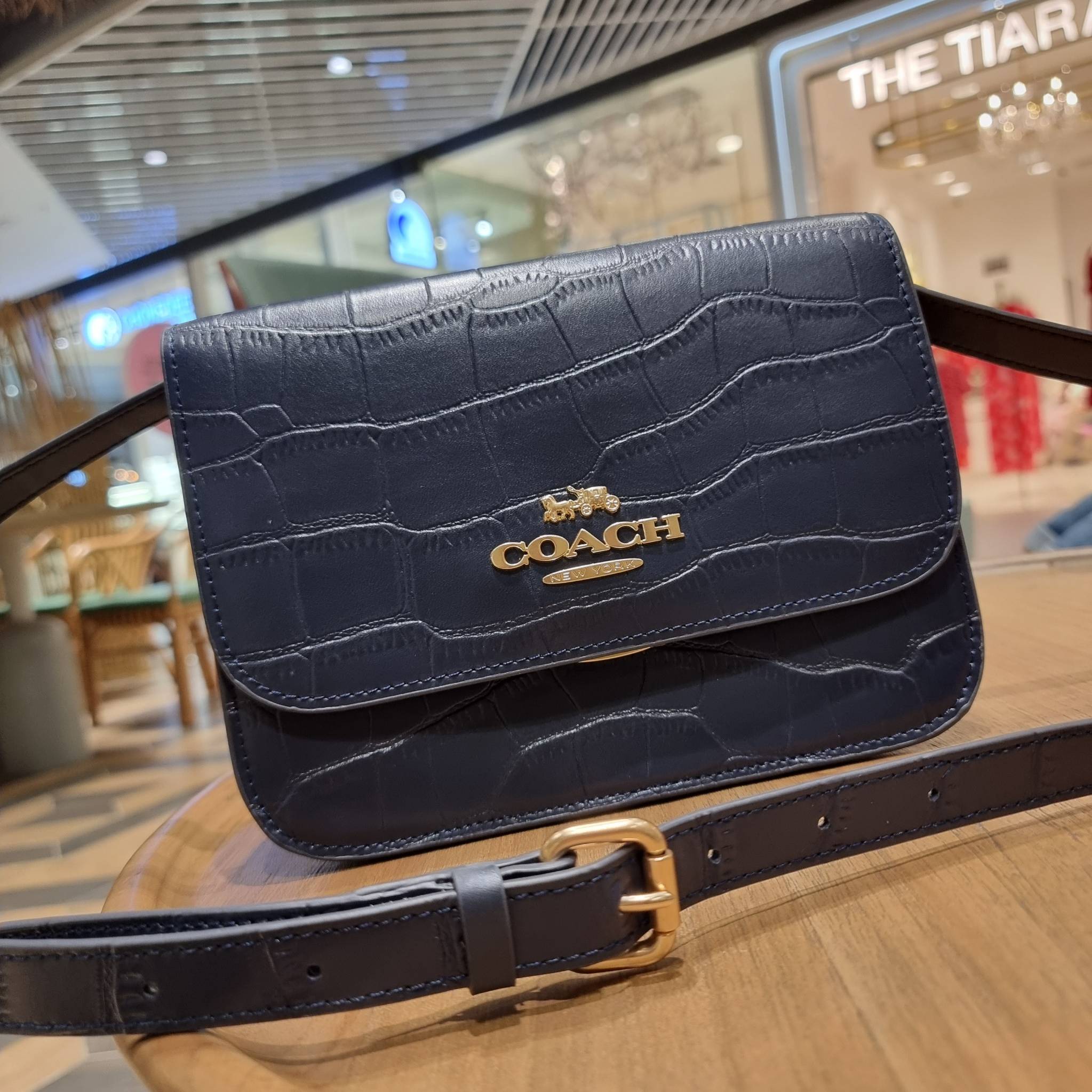COACH C5631 BRYNN FLAP CROSSBODY แซ่บที่สุด ใหม่ที่สุด!! คอลเลคชั่นใหม่!! มองยังไงก็หลงรักละสายตาไม่ไหว กระเป๋าสะพายข้างลุคไฮน์ ที่ดีไซน์ออกมาได้ปัง และดูแพงมากๆ ด้วยดีเทลคลาสสิค รูปทรงใช้งานง่าย เรียบๆแต่มีดีเทล วัสดุหนังลายจระเข้ สวยม้าก!!! เปิด-ปิดด้วย