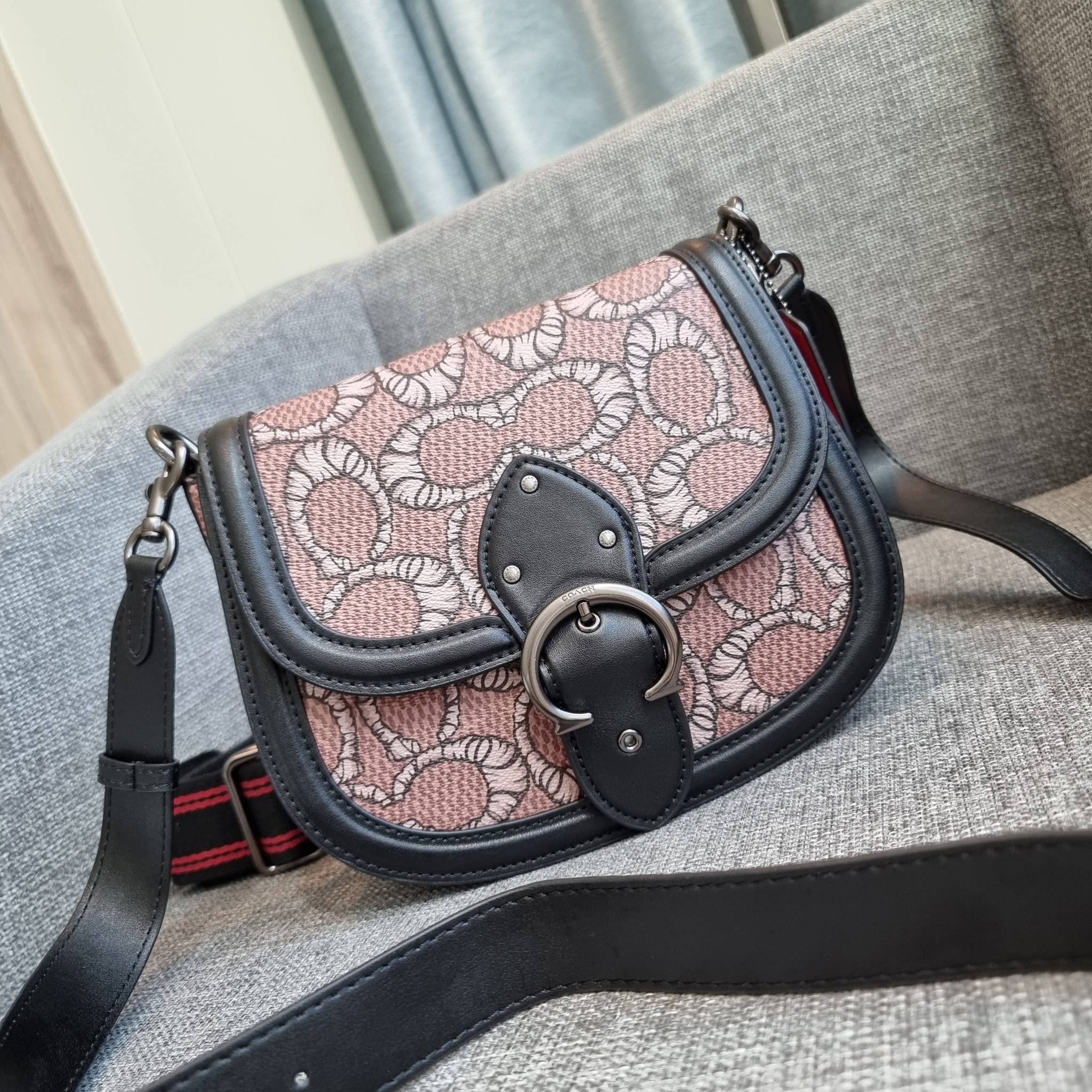 OUTLET 】COACH C6972 COACH x MICHAEL B. JORDAN WITH BEAT SADDLE BAG คอลเลคชั่นใหม่ ดีไซน์สุดชิค มาให้สวยในไทยก่อนใคร กับกระเป๋าทรง saddle ที่พิเศษมากๆมาพร้อมสายสะพาย 2 เส้น ใช้คู่กันหรือแยกสะพายก็สวยครบสูตร กระเป๋าสะพายทรง saddle คลาสสิค วัสดุหนังแคนวาสสลั