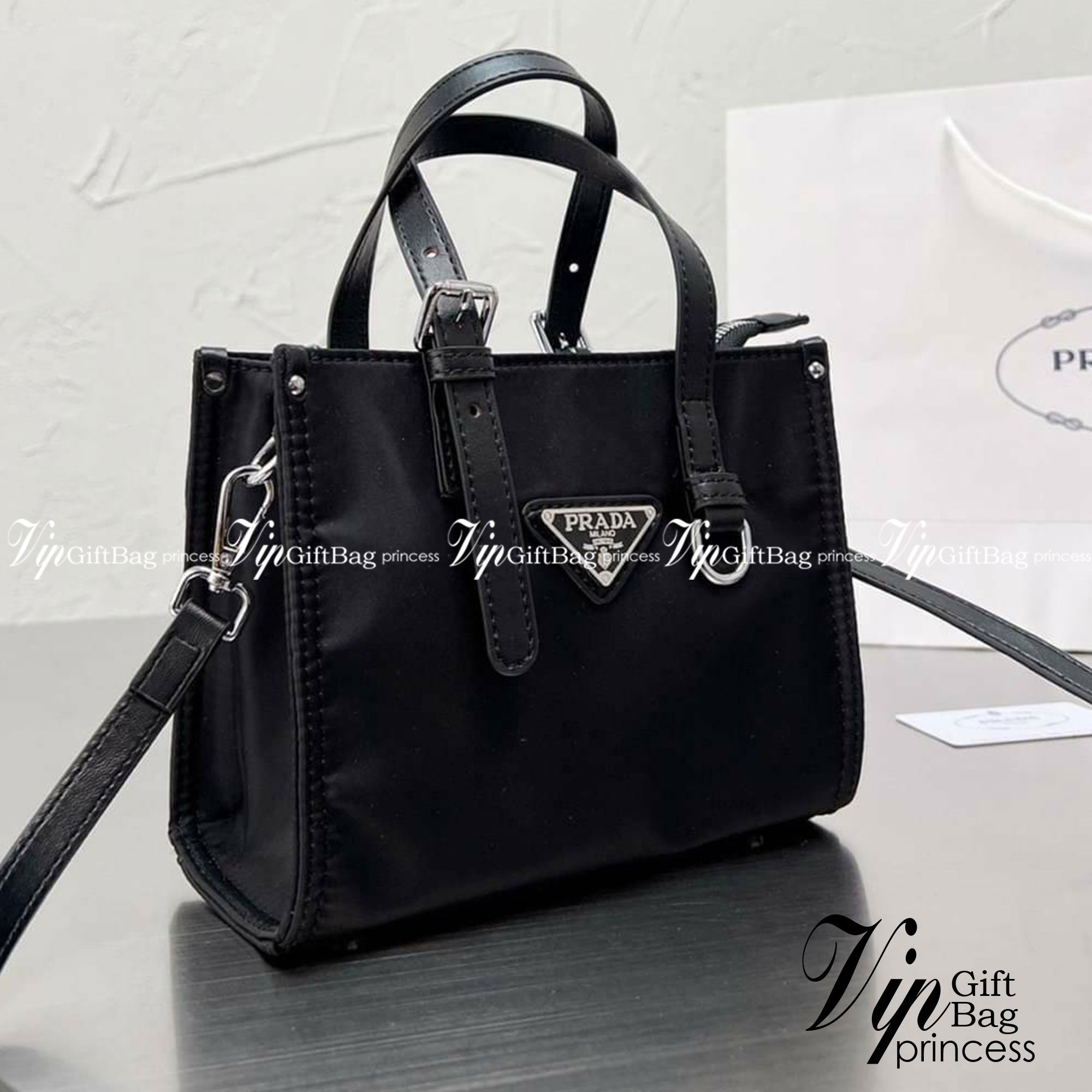 VIP 🥂 PRADA NYLON TOTE BAG 8" กระเป๋าถือหรือสะพาย วัสดุ Nylon เนื้อหนาคุณภาพดีตามแบบฉบับแบรนด์ด้านหน้าประดับโลโก้หรู จุของใช้ได้เยอะ น้ำหนักเบา งานตัวจริงสวยมากน่าใช้สุดๆค่ะ รีบจับจองด่วน ไอเท็มนี้พลาดไม่ได้จริงๆค่ะ!
