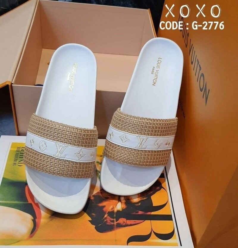 Louis Vuitton แตะสวม สวยเก๋ ใส่สบาย วัสดุผ้ากระสอบ คาดลาย LV นุ่มใส่สบาย ยางร่องบุ๋ม ใส่กระชับเท้า แมทส์ชุดง่าย น้ำหนักเบา